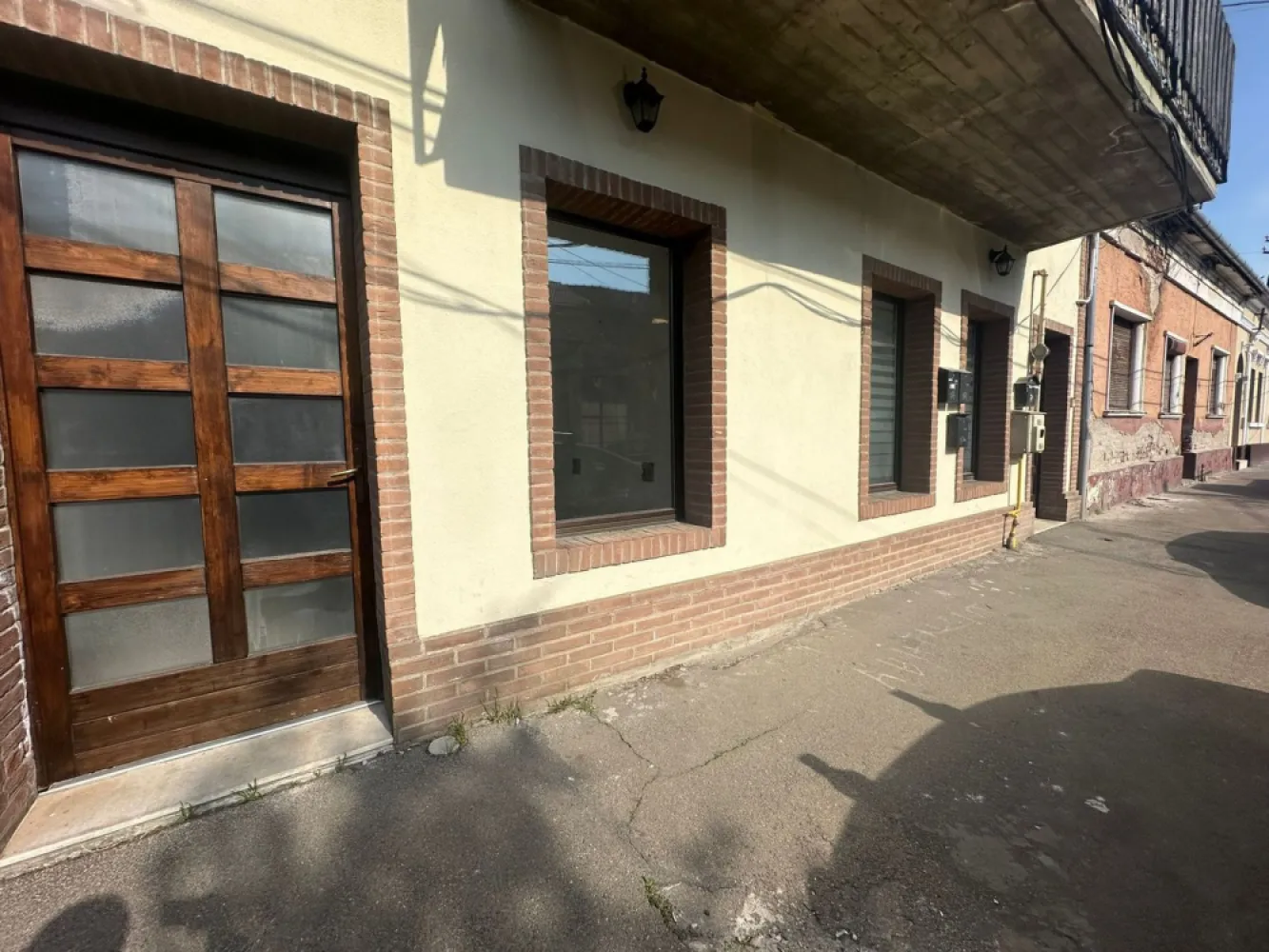 Spațiu pentru birouri, central, Oradea - De închiriat/ For Rent: spațiu comercial, #Oradea, central, suprafață utilă 76 mp (încăpere deschisă, 1 birou, 1 grup sanitar). Preț: 600 Euro/lună. Comision 0

Imobilul dispune de intrare direct din stradă, dar și de o a doua intrare din casa scării, fiind situat la parterul unei clădiri de tipul parter + 2 etaje. Dispune și de o ieșire pe o terasă mică interioară, aceasta putând fi folosită ca spațiu de depozitare sau loc de fumat. Spațiul este situat la 5 minute de centrul orașului, există locuri de parcare amenajate în fața spațiului.

Contact: 0751 777 844 Madian Bosca