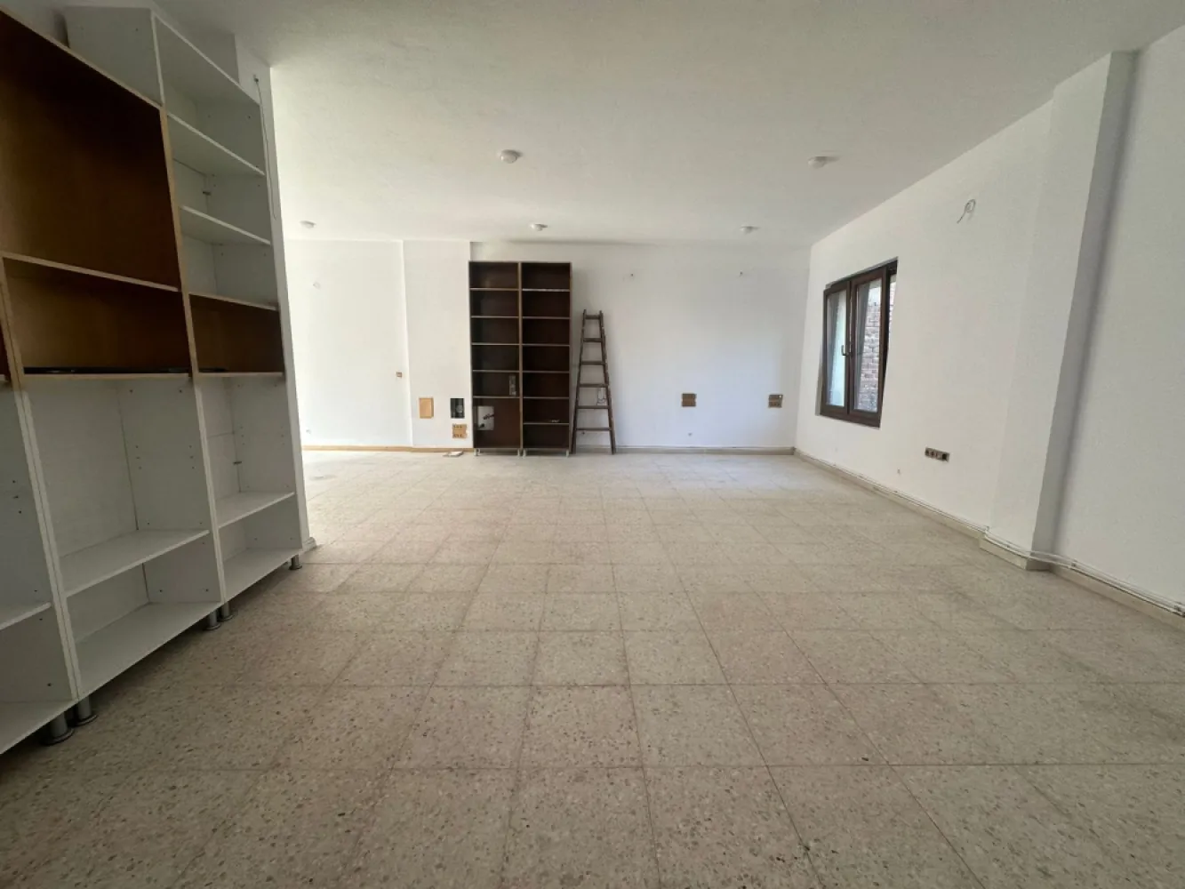Spațiu pentru birouri, central, Oradea - De închiriat/ For Rent: spațiu comercial, #Oradea, central, suprafață utilă 76 mp (încăpere deschisă, 1 birou, 1 grup sanitar). Preț: 600 Euro/lună. Comision 0

Imobilul dispune de intrare direct din stradă, dar și de o a doua intrare din casa scării, fiind situat la parterul unei clădiri de tipul parter + 2 etaje. Dispune și de o ieșire pe o terasă mică interioară, aceasta putând fi folosită ca spațiu de depozitare sau loc de fumat. Spațiul este situat la 5 minute de centrul orașului, există locuri de parcare amenajate în fața spațiului.

Contact: 0751 777 844 Madian Bosca