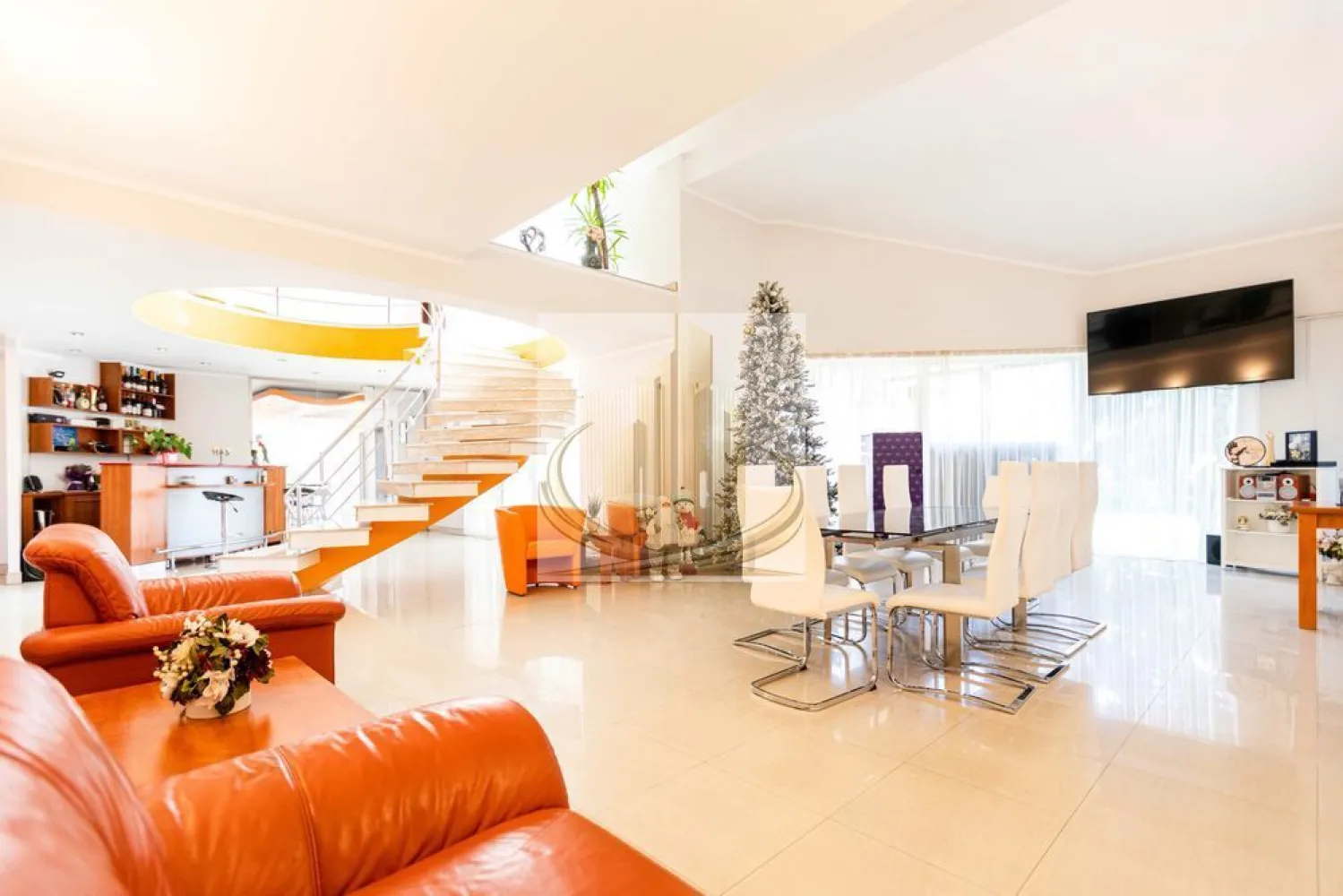 Vila Luxury în Dumbrăvița – Exclusivitate lângă pădure 980E/mp - VILĂ LUXURY DUMBRĂVIȚA – LÂNGĂ PĂDURE | 474 MP UTILI

Proprietate rară pe piață, situată într-o zonă premium din Dumbrăvița, Strada Pluto, în imediata apropiere a lizierii pădurii.

Detalii cheie:
474 mp utili | 586 mp construiți
Teren 500 mp
Regim de înălțime P+1
Construcție solidă: beton armat și cărămidă Porotherm
An construcție: 2008
Compartimentare:

Parter:

Living generos
Bucătărie
Birou
Dormitor cu baie proprie
2 grupuri sanitare
Holuri și terase

Etaj:

3 dormitoare spațioase, fiecare cu baie proprie
Holuri
Terase
Avantaje:
Zonă exclusivistă, liniștită
Aproape de natură
Toate utilitățile racordate
Drum asfaltat
Sistem de alarmă și supraveghere video
Parcare privată
Ideal pentru:
Locuință de lux
Familie
Investiție

Proprietățile de acest tip apar rar și se tranzacționează rapid.

Pentru detalii și vizionare:
Grand Mobilis Imobiliare

ID Intern : CP3020006
