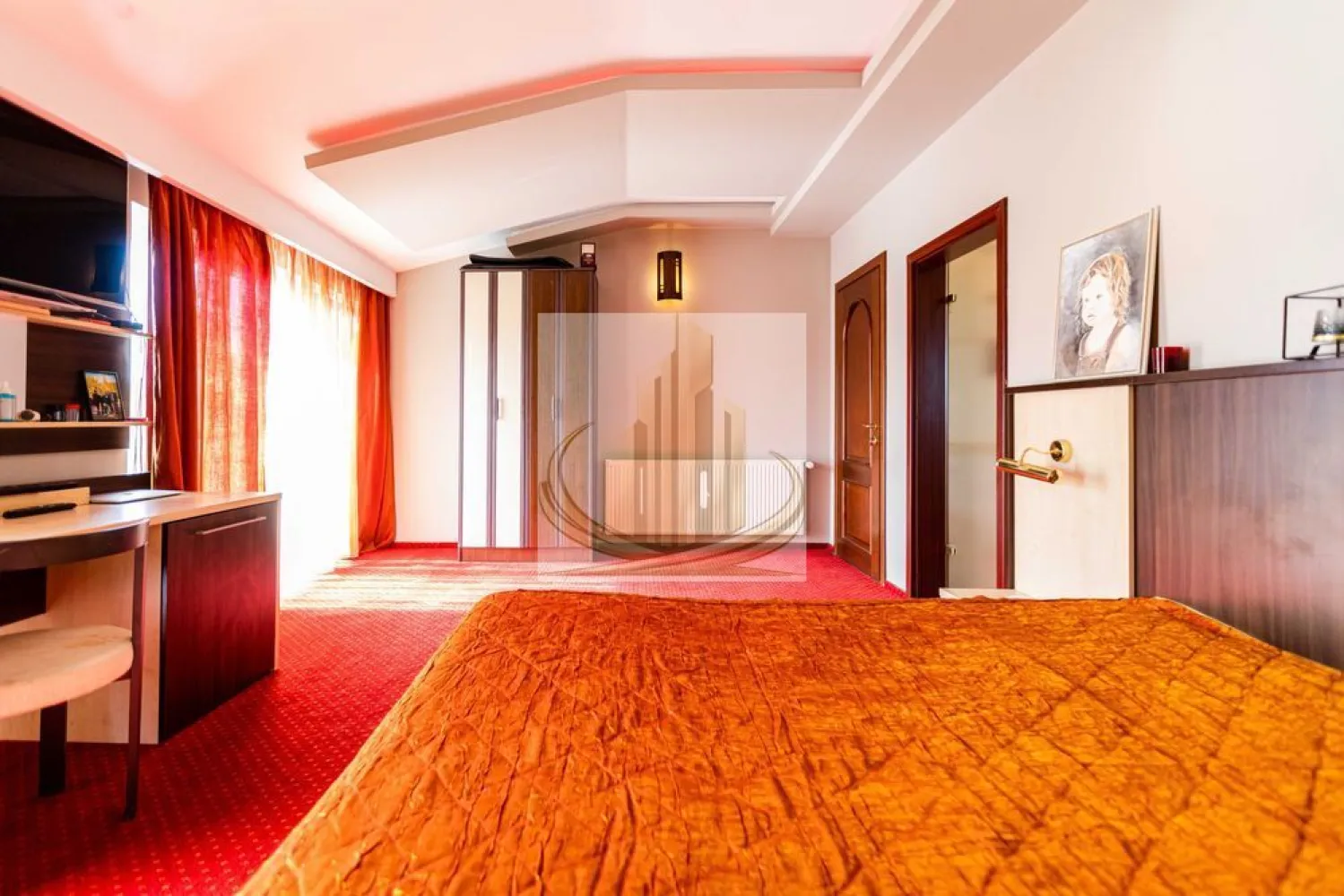 Vila Luxury în Dumbrăvița – Exclusivitate lângă pădure 980E/mp - VILĂ LUXURY DUMBRĂVIȚA – LÂNGĂ PĂDURE | 474 MP UTILI

Proprietate rară pe piață, situată într-o zonă premium din Dumbrăvița, Strada Pluto, în imediata apropiere a lizierii pădurii.

Detalii cheie:
474 mp utili | 586 mp construiți
Teren 500 mp
Regim de înălțime P+1
Construcție solidă: beton armat și cărămidă Porotherm
An construcție: 2008
Compartimentare:

Parter:

Living generos
Bucătărie
Birou
Dormitor cu baie proprie
2 grupuri sanitare
Holuri și terase

Etaj:

3 dormitoare spațioase, fiecare cu baie proprie
Holuri
Terase
Avantaje:
Zonă exclusivistă, liniștită
Aproape de natură
Toate utilitățile racordate
Drum asfaltat
Sistem de alarmă și supraveghere video
Parcare privată
Ideal pentru:
Locuință de lux
Familie
Investiție

Proprietățile de acest tip apar rar și se tranzacționează rapid.

Pentru detalii și vizionare:
Grand Mobilis Imobiliare

ID Intern : CP3020006
