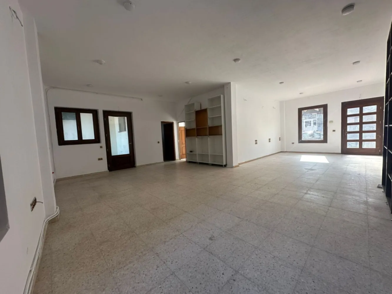 Spațiu pentru birouri, central, Oradea - De închiriat/ For Rent: spațiu comercial, #Oradea, central, suprafață utilă 76 mp (încăpere deschisă, 1 birou, 1 grup sanitar). Preț: 600 Euro/lună. Comision 0

Imobilul dispune de intrare direct din stradă, dar și de o a doua intrare din casa scării, fiind situat la parterul unei clădiri de tipul parter + 2 etaje. Dispune și de o ieșire pe o terasă mică interioară, aceasta putând fi folosită ca spațiu de depozitare sau loc de fumat. Spațiul este situat la 5 minute de centrul orașului, există locuri de parcare amenajate în fața spațiului.

Contact: 0751 777 844 Madian Bosca