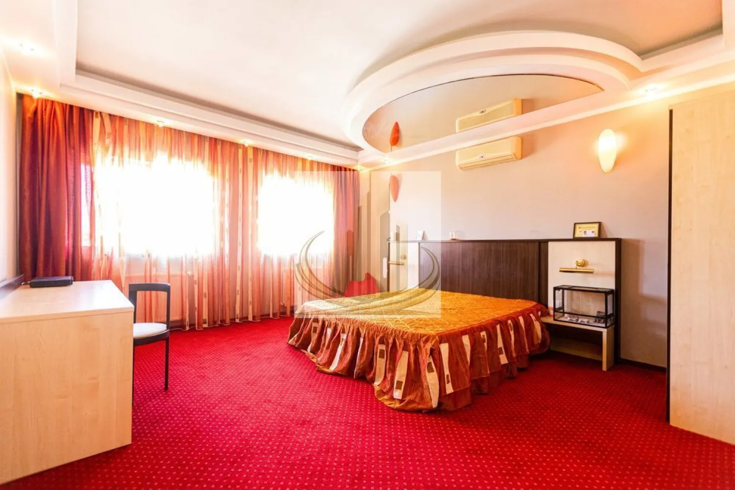 Vila Luxury în Dumbrăvița – Exclusivitate lângă pădure 980E/mp - VILĂ LUXURY DUMBRĂVIȚA – LÂNGĂ PĂDURE | 474 MP UTILI

Proprietate rară pe piață, situată într-o zonă premium din Dumbrăvița, Strada Pluto, în imediata apropiere a lizierii pădurii.

Detalii cheie:
474 mp utili | 586 mp construiți
Teren 500 mp
Regim de înălțime P+1
Construcție solidă: beton armat și cărămidă Porotherm
An construcție: 2008
Compartimentare:

Parter:

Living generos
Bucătărie
Birou
Dormitor cu baie proprie
2 grupuri sanitare
Holuri și terase

Etaj:

3 dormitoare spațioase, fiecare cu baie proprie
Holuri
Terase
Avantaje:
Zonă exclusivistă, liniștită
Aproape de natură
Toate utilitățile racordate
Drum asfaltat
Sistem de alarmă și supraveghere video
Parcare privată
Ideal pentru:
Locuință de lux
Familie
Investiție

Proprietățile de acest tip apar rar și se tranzacționează rapid.

Pentru detalii și vizionare:
Grand Mobilis Imobiliare

ID Intern : CP3020006