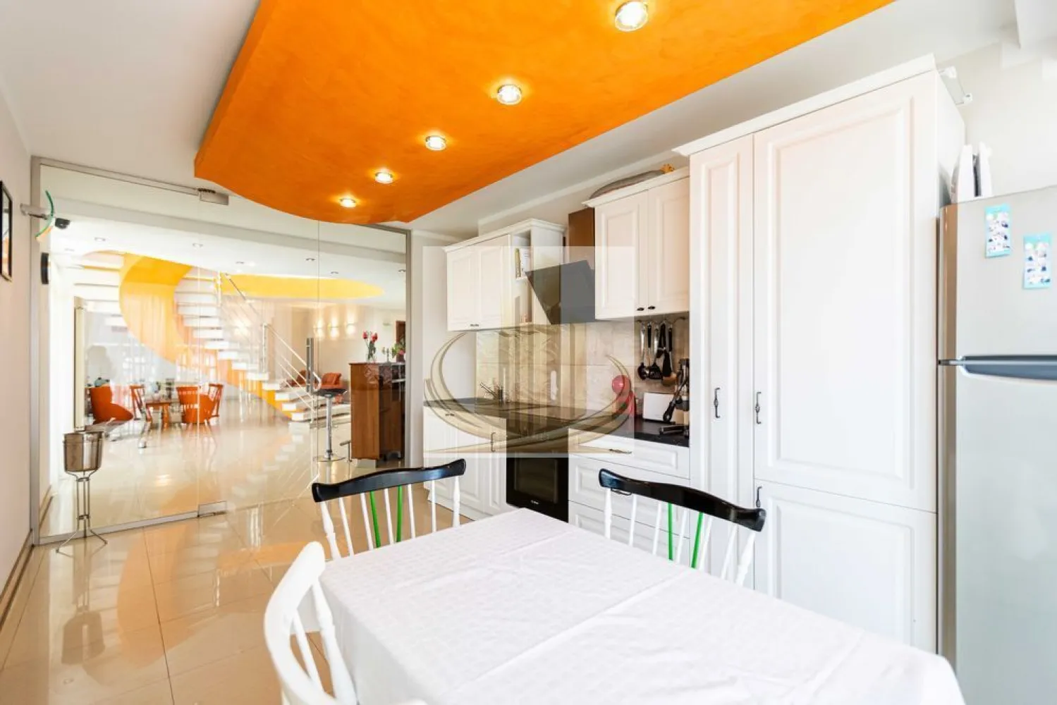 Vila Luxury în Dumbrăvița – Exclusivitate lângă pădure 980E/mp - VILĂ LUXURY DUMBRĂVIȚA – LÂNGĂ PĂDURE | 474 MP UTILI

Proprietate rară pe piață, situată într-o zonă premium din Dumbrăvița, Strada Pluto, în imediata apropiere a lizierii pădurii.

Detalii cheie:
474 mp utili | 586 mp construiți
Teren 500 mp
Regim de înălțime P+1
Construcție solidă: beton armat și cărămidă Porotherm
An construcție: 2008
Compartimentare:

Parter:

Living generos
Bucătărie
Birou
Dormitor cu baie proprie
2 grupuri sanitare
Holuri și terase

Etaj:

3 dormitoare spațioase, fiecare cu baie proprie
Holuri
Terase
Avantaje:
Zonă exclusivistă, liniștită
Aproape de natură
Toate utilitățile racordate
Drum asfaltat
Sistem de alarmă și supraveghere video
Parcare privată
Ideal pentru:
Locuință de lux
Familie
Investiție

Proprietățile de acest tip apar rar și se tranzacționează rapid.

Pentru detalii și vizionare:
Grand Mobilis Imobiliare

ID Intern : CP3020006