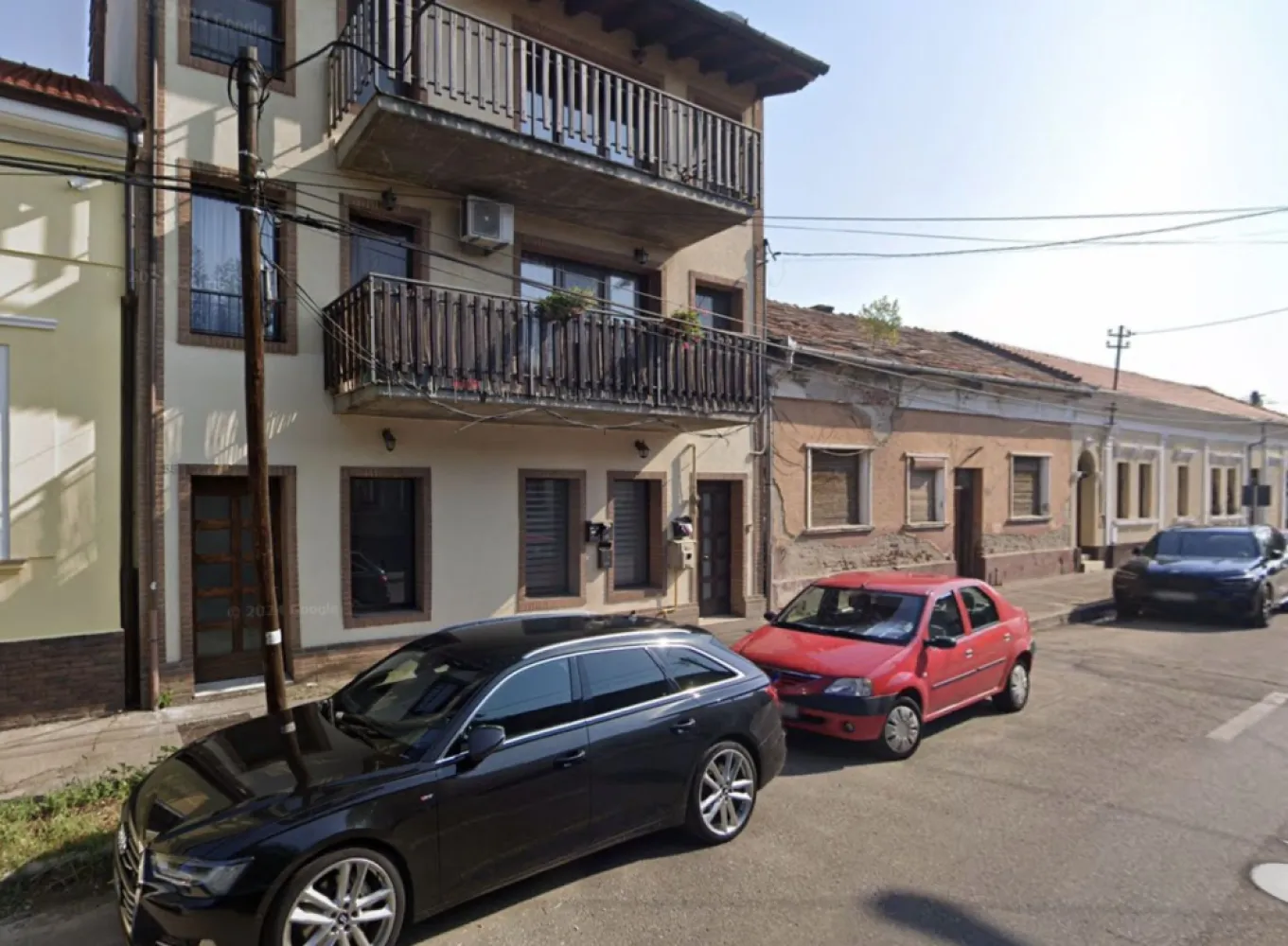 Spațiu pentru birouri, central, Oradea - De închiriat/ For Rent: spațiu comercial, #Oradea, central, suprafață utilă 76 mp (încăpere deschisă, 1 birou, 1 grup sanitar). Preț: 600 Euro/lună. Comision 0

Imobilul dispune de intrare direct din stradă, dar și de o a doua intrare din casa scării, fiind situat la parterul unei clădiri de tipul parter + 2 etaje. Dispune și de o ieșire pe o terasă mică interioară, aceasta putând fi folosită ca spațiu de depozitare sau loc de fumat. Spațiul este situat la 5 minute de centrul orașului, există locuri de parcare amenajate în fața spațiului.

Contact: 0751 777 844 Madian Bosca
