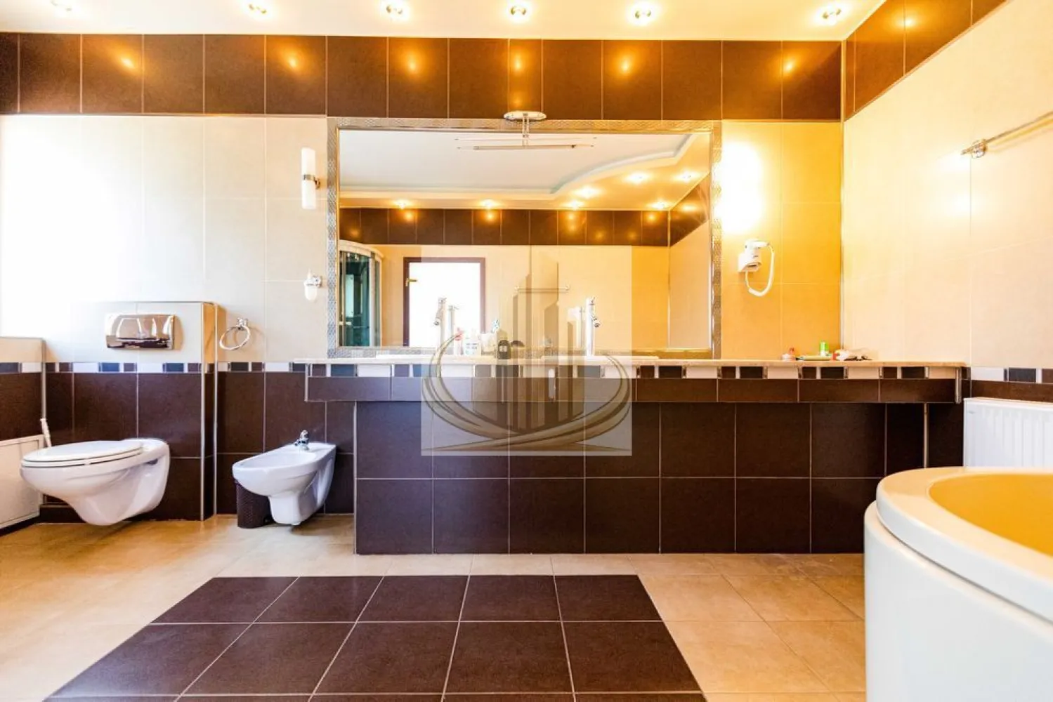 Vila Luxury în Dumbrăvița – Exclusivitate lângă pădure 980E/mp - VILĂ LUXURY DUMBRĂVIȚA – LÂNGĂ PĂDURE | 474 MP UTILI

Proprietate rară pe piață, situată într-o zonă premium din Dumbrăvița, Strada Pluto, în imediata apropiere a lizierii pădurii.

Detalii cheie:
474 mp utili | 586 mp construiți
Teren 500 mp
Regim de înălțime P+1
Construcție solidă: beton armat și cărămidă Porotherm
An construcție: 2008
Compartimentare:

Parter:

Living generos
Bucătărie
Birou
Dormitor cu baie proprie
2 grupuri sanitare
Holuri și terase

Etaj:

3 dormitoare spațioase, fiecare cu baie proprie
Holuri
Terase
Avantaje:
Zonă exclusivistă, liniștită
Aproape de natură
Toate utilitățile racordate
Drum asfaltat
Sistem de alarmă și supraveghere video
Parcare privată
Ideal pentru:
Locuință de lux
Familie
Investiție

Proprietățile de acest tip apar rar și se tranzacționează rapid.

Pentru detalii și vizionare:
Grand Mobilis Imobiliare

ID Intern : CP3020006