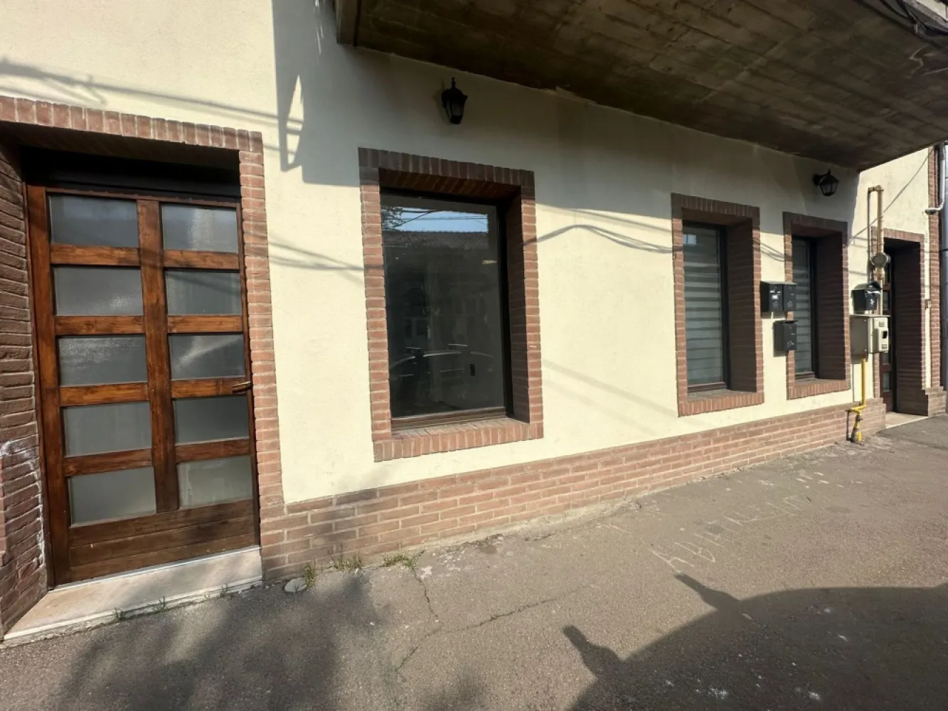 Spațiu pentru birouri, central, Oradea - De închiriat/ For Rent: spațiu comercial, #Oradea, central, suprafață utilă 76 mp (încăpere deschisă, 1 birou, 1 grup sanitar). Preț: 600 Euro/lună. Comision 0

Imobilul dispune de intrare direct din stradă, dar și de o a doua intrare din casa scării, fiind situat la parterul unei clădiri de tipul parter + 2 etaje. Dispune și de o ieșire pe o terasă mică interioară, aceasta putând fi folosită ca spațiu de depozitare sau loc de fumat. Spațiul este situat la 5 minute de centrul orașului, există locuri de parcare amenajate în fața spațiului.

Contact: 0751 777 844 Madian Bosca