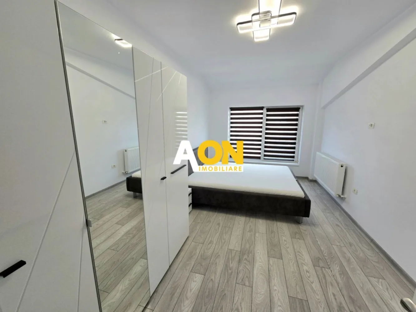 Apartament cu 3 Camere de Închiriat, Bloc Nou, Zona Liceului Economic - AON Imobiliare vă prezintă spre închiriere un apartament cu 3 camere, situat în zona Liceului Economic!
Proprietatea se află la etajul 4/4 al unui bloc construit în 2021 ce dispune de lift și loc de parcare propriu!
Apartamentul este complet mobilat și utilat, fiind pregătit pentru mutare și oferind toate dotările necesare unui stil de viață confortabil.
Compartimentare:
• living
• 2 dormitoare
• bucătărie
• baie
• hol
• debara

Dotări și beneficii:
• aer condiționat
• televizor
• bucătărie complet echipată
• mașină de spălat
• loc de parcare
• internet/Wi-Fi
• bloc cu lift
• compartimentare decomandată
• suprafață generoasă – 80 mp

Apartamentul oferă un ambient plăcut și funcțional, fiind potrivit atât pentru o familie, cât și pentru persoane care caută un spațiu modern și bine organizat.

Pentru mai multe detalii sau programarea unei vizionări, vă stăm la dispoziție.
ID: CP3107603