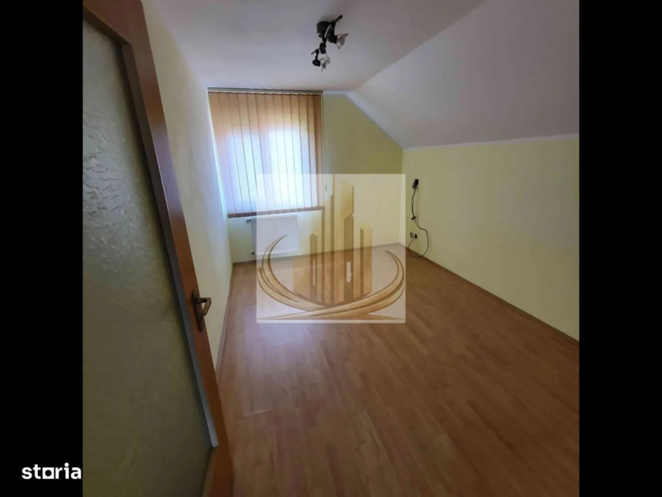 Casă spațioasă, versatilă – ideală pentru firmă sau locuință - Grand Mobilis Imobiliare vă propune spre închiriere o casă spațioasă și luminoasă, situată în zona Girocului, potrivită atât pentru desfășurarea activităților comerciale, cât și pentru locuință.

Proprietatea este ideală pentru sediu de firmă, cabinet de avocatură, notar public, cabinet medical, salon de înfrumusețare sau alte activități similare, datorită compartimentării eficiente și accesului facil. Totodată, poate reprezenta o alegere excelentă pentru o familie care își dorește un spațiu generos și bine poziționat.

Un avantaj major este faptul că imobilul se închiriază nemobilat, oferindu-vă libertatea de a-l amenaja exact după propriul stil și nevoi, fie că este vorba despre un spațiu profesional sau un cămin primitor.

Detalii proprietate:

Suprafață utilă: 200 mp
5 camere decomandate
2 băi
Garaj și locuri de parcare disponibile
Curte îngrijită

Facilități zonă:

Stație de autobuz vis-a-vis
Benzinărie și supermarket în imediata apropiere
Acces rapid către centrul orașului

Proprietatea este disponibilă imediat și oferă un cadru ideal pentru dezvoltarea unei afaceri sau pentru amenajarea unei locuințe confortabile, adaptate propriului stil de viață.

Pentru mai multe detalii sau programarea unei vizionări, echipa Grand Mobilis Imobiliare vă stă la dispoziție.
ID intern: CP3021817