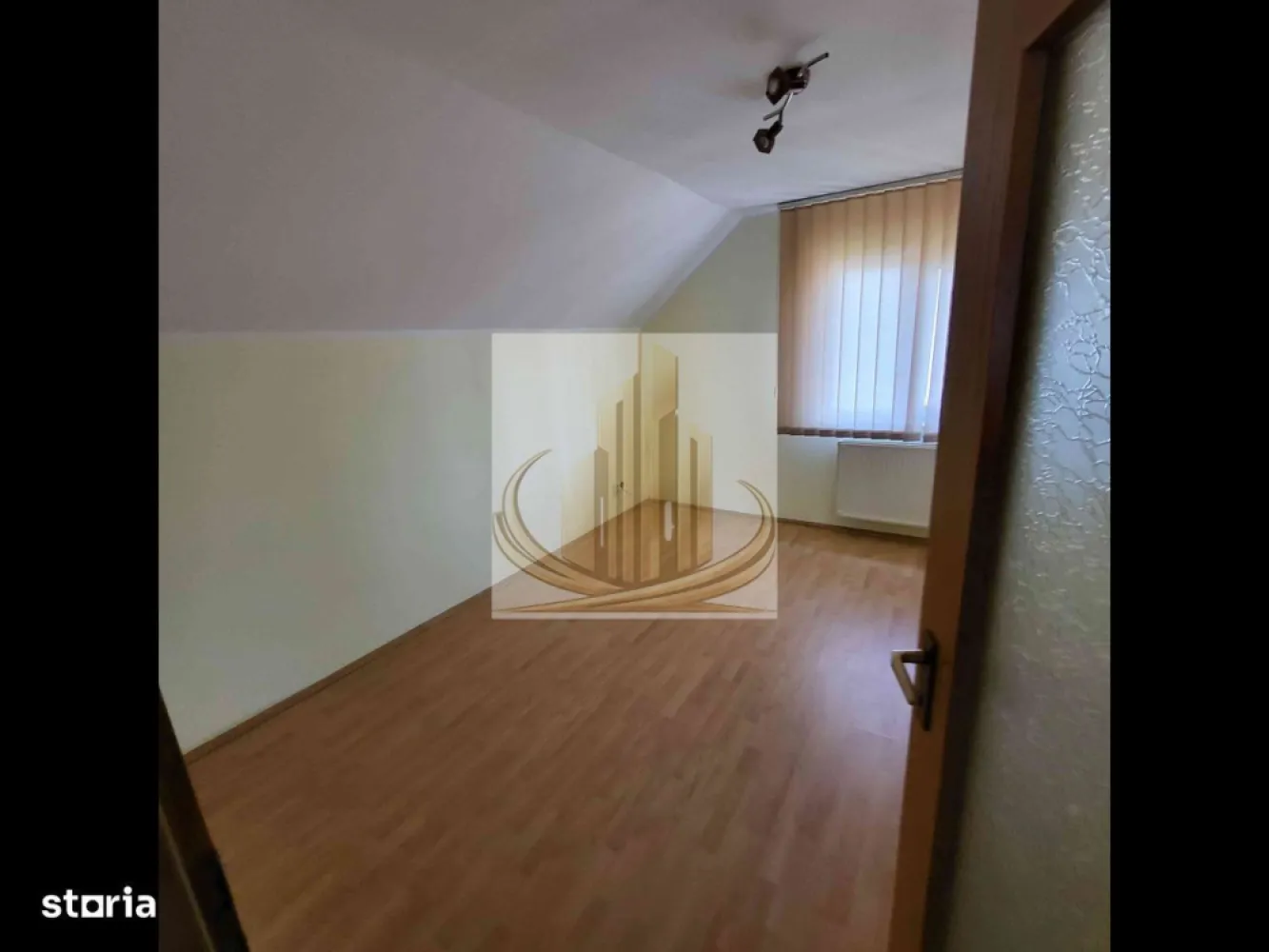 Casă spațioasă, versatilă – ideală pentru firmă sau locuință - Grand Mobilis Imobiliare vă propune spre închiriere o casă spațioasă și luminoasă, situată în zona Girocului, potrivită atât pentru desfășurarea activităților comerciale, cât și pentru locuință.

Proprietatea este ideală pentru sediu de firmă, cabinet de avocatură, notar public, cabinet medical, salon de înfrumusețare sau alte activități similare, datorită compartimentării eficiente și accesului facil. Totodată, poate reprezenta o alegere excelentă pentru o familie care își dorește un spațiu generos și bine poziționat.

Un avantaj major este faptul că imobilul se închiriază nemobilat, oferindu-vă libertatea de a-l amenaja exact după propriul stil și nevoi, fie că este vorba despre un spațiu profesional sau un cămin primitor.

Detalii proprietate:

Suprafață utilă: 200 mp
5 camere decomandate
2 băi
Garaj și locuri de parcare disponibile
Curte îngrijită

Facilități zonă:

Stație de autobuz vis-a-vis
Benzinărie și supermarket în imediata apropiere
Acces rapid către centrul orașului

Proprietatea este disponibilă imediat și oferă un cadru ideal pentru dezvoltarea unei afaceri sau pentru amenajarea unei locuințe confortabile, adaptate propriului stil de viață.

Pentru mai multe detalii sau programarea unei vizionări, echipa Grand Mobilis Imobiliare vă stă la dispoziție.
ID intern: CP3021817