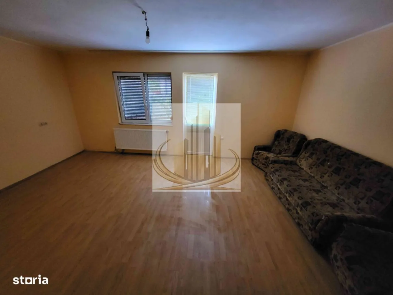 Casă spațioasă, versatilă – ideală pentru firmă sau locuință - Grand Mobilis Imobiliare vă propune spre închiriere o casă spațioasă și luminoasă, situată în zona Girocului, potrivită atât pentru desfășurarea activităților comerciale, cât și pentru locuință.

Proprietatea este ideală pentru sediu de firmă, cabinet de avocatură, notar public, cabinet medical, salon de înfrumusețare sau alte activități similare, datorită compartimentării eficiente și accesului facil. Totodată, poate reprezenta o alegere excelentă pentru o familie care își dorește un spațiu generos și bine poziționat.

Un avantaj major este faptul că imobilul se închiriază nemobilat, oferindu-vă libertatea de a-l amenaja exact după propriul stil și nevoi, fie că este vorba despre un spațiu profesional sau un cămin primitor.

Detalii proprietate:

Suprafață utilă: 200 mp
5 camere decomandate
2 băi
Garaj și locuri de parcare disponibile
Curte îngrijită

Facilități zonă:

Stație de autobuz vis-a-vis
Benzinărie și supermarket în imediata apropiere
Acces rapid către centrul orașului

Proprietatea este disponibilă imediat și oferă un cadru ideal pentru dezvoltarea unei afaceri sau pentru amenajarea unei locuințe confortabile, adaptate propriului stil de viață.

Pentru mai multe detalii sau programarea unei vizionări, echipa Grand Mobilis Imobiliare vă stă la dispoziție.
ID intern: CP3021817