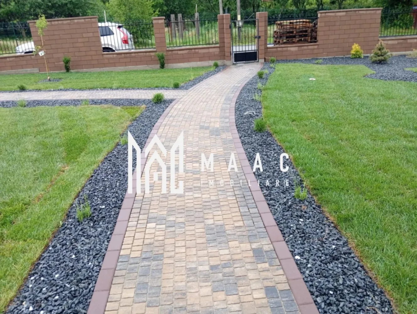 Vila 4 dormitoare 800 mp teren Tocile - Casa este amplasată pe un teren generos de 800 mp, această casă se remarcă prin designul său primitor și finisajele premium, fiind disponibilă la vânzare cu predare la cheie interior si exterior pregătită pentru a-și întâmpina noii proprietari.

Parterul, cu o suprafață utilă de 140 mp, este inteligent compartimentat și cuprinde: bucătărie spațioasă, cămară, living luminos, 3 dormitoare, 2 băi și vestibul. Spațiile sunt puse în valoare de ferestrele mari tip termopan, care oferă lumină naturală din plin și creează o atmosferă caldă și aerisită. Finisajele sunt de înaltă calitate, incluzând gresie, faianță, travertin și parchet din lemn masiv, iar șemineul din living adaugă un plus de confort și eleganță.

Etajul, cu o suprafață de 50 mp, oferă un spațiu intim, compus dintr-un dormitor și o baie, ideal pentru oaspeți sau ca zonă privată.

La exterior, proprietatea dispune de o terasă generoasă de 40 mp, parțial acoperită pentru zona de barbeque si relaxare. Curtea oferă acces facil prin poartă electrică, iar carportul asigură protecția autoturismului.

Din punct de vedere tehnic, locuința beneficiază de izolație exterioară eficientă, centrală termică pe gaz cu calorifere și sistem de supraveghere video, oferind un nivel ridicat de confort și siguranță.

Pentru mai multe detalii specificati CP3024328 .