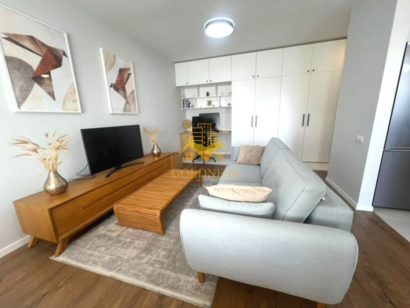 2 camere, modern, Parcare subterana, bloc nou, Zona Garii, Dedeman - GOLDNESS Imobiliare vă propune spre închiriere un apartament cu 2 camere open space complet mobilat și utilat, la etajul 6 într-un imobil de 6 etaje, în Cartierul Dambul Rotund.
Dispune de loc de parcare subterana cu 50 Euro/ luna!
Se află în apropierea stațiilor de transport în comun, magazine, restaurante, spații verzi, farmacii, etc. 

Apartamentul este compartimentat astfel:
 - dormitor cu pat matrimonial, dressing, noptiere
 - living cu bucatarie open space complet utilată, canapea, loc de servit masa 
 - baie cu cabina de dus, calorifer port prosop și dulap pentru depozitare.
 - terasa de 10 mp.

Imobilul este dotat cu toate cele necesare- centrală proprie, mașină de spălat haine,aer conditionar, frigider, plită electrică, hotă, etc. 

Dacă sunteți interesați de acest apartament și doriți să îl vizionați, dar și pentru alte oferte nu ezitați să ne contactați telefonic sau prin e-mail. Vă stăm la dispoziție!
Pentru intermediere se percepe un comision de 50% din prețul chiriei!