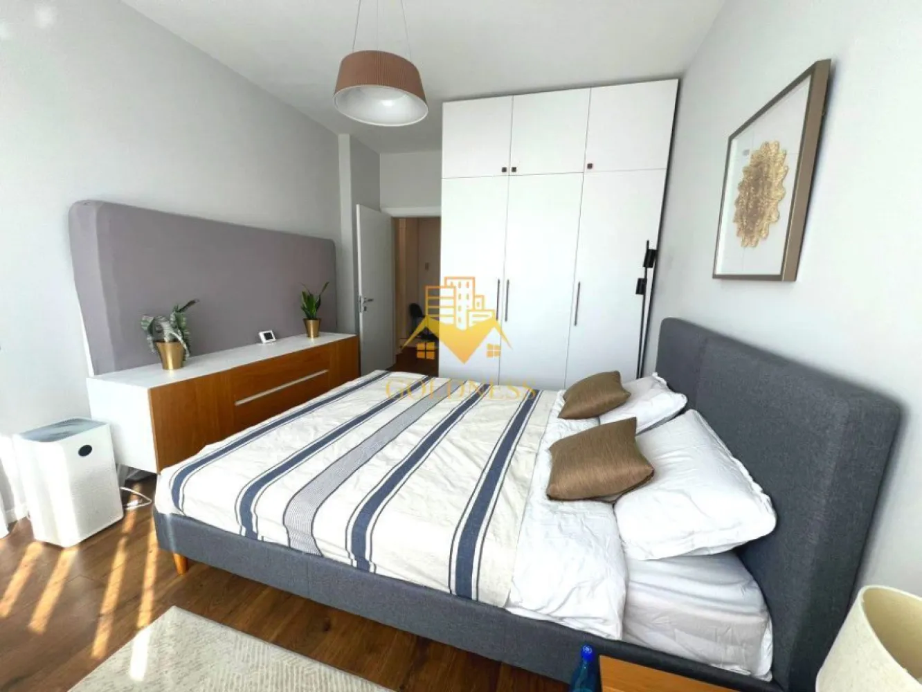 2 camere, modern, Parcare subterana, bloc nou, Zona Garii, Dedeman - GOLDNESS Imobiliare vă propune spre închiriere un apartament cu 2 camere open space complet mobilat și utilat, la etajul 6 într-un imobil de 6 etaje, în Cartierul Dambul Rotund.
Dispune de loc de parcare subterana cu 50 Euro/ luna!
Se află în apropierea stațiilor de transport în comun, magazine, restaurante, spații verzi, farmacii, etc. 

Apartamentul este compartimentat astfel:
 - dormitor cu pat matrimonial, dressing, noptiere
 - living cu bucatarie open space complet utilată, canapea, loc de servit masa 
 - baie cu cabina de dus, calorifer port prosop și dulap pentru depozitare.
 - terasa de 10 mp.

Imobilul este dotat cu toate cele necesare- centrală proprie, mașină de spălat haine,aer conditionar, frigider, plită electrică, hotă, etc. 

Dacă sunteți interesați de acest apartament și doriți să îl vizionați, dar și pentru alte oferte nu ezitați să ne contactați telefonic sau prin e-mail. Vă stăm la dispoziție!
Pentru intermediere se percepe un comision de 50% din prețul chiriei!
