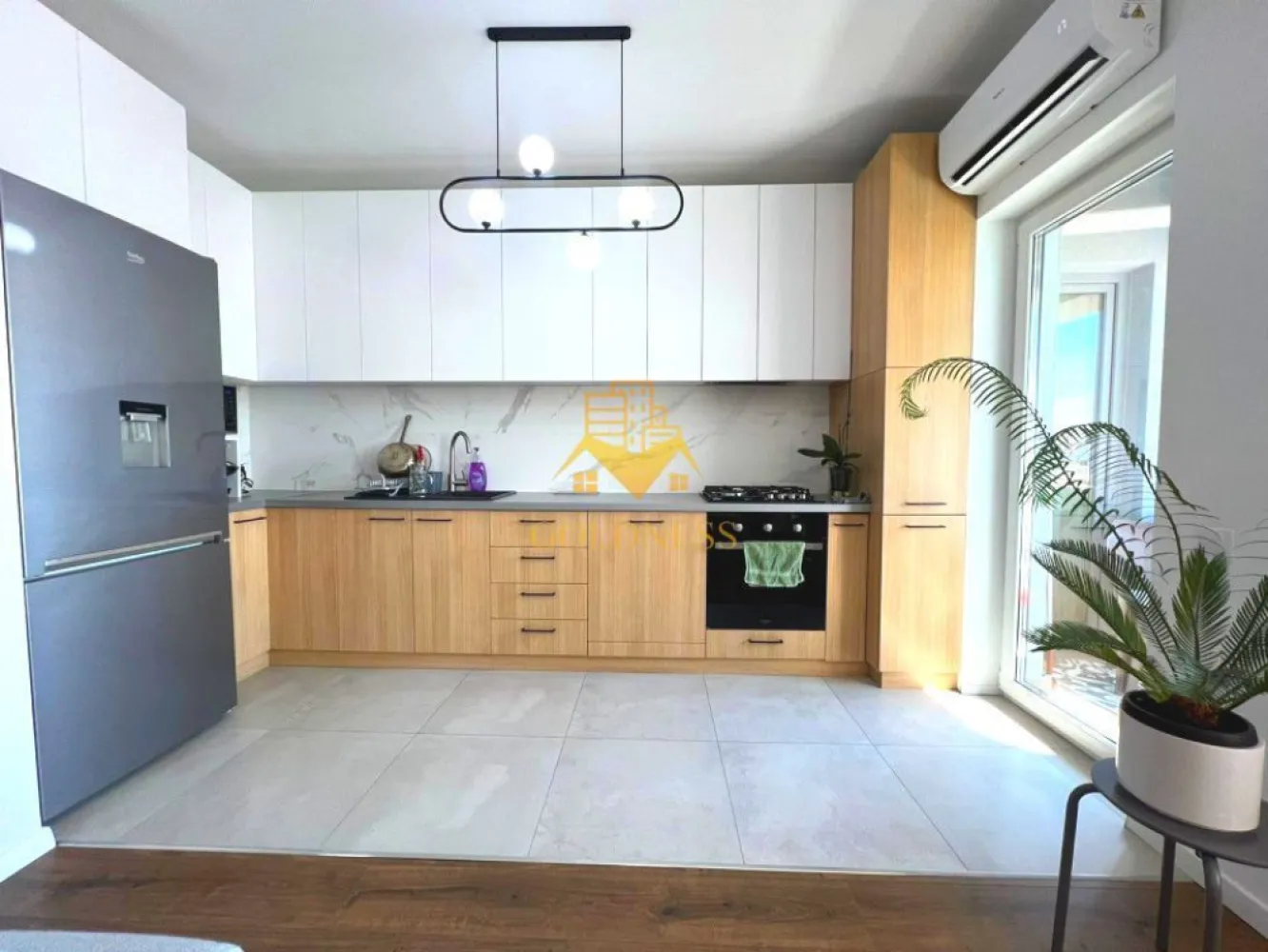 2 camere, modern, Parcare subterana, bloc nou, Zona Garii, Dedeman - GOLDNESS Imobiliare vă propune spre închiriere un apartament cu 2 camere open space complet mobilat și utilat, la etajul 6 într-un imobil de 6 etaje, în Cartierul Dambul Rotund.
Dispune de loc de parcare subterana cu 50 Euro/ luna!
Se află în apropierea stațiilor de transport în comun, magazine, restaurante, spații verzi, farmacii, etc. 

Apartamentul este compartimentat astfel:
 - dormitor cu pat matrimonial, dressing, noptiere
 - living cu bucatarie open space complet utilată, canapea, loc de servit masa 
 - baie cu cabina de dus, calorifer port prosop și dulap pentru depozitare.
 - terasa de 10 mp.

Imobilul este dotat cu toate cele necesare- centrală proprie, mașină de spălat haine,aer conditionar, frigider, plită electrică, hotă, etc. 

Dacă sunteți interesați de acest apartament și doriți să îl vizionați, dar și pentru alte oferte nu ezitați să ne contactați telefonic sau prin e-mail. Vă stăm la dispoziție!
Pentru intermediere se percepe un comision de 50% din prețul chiriei!