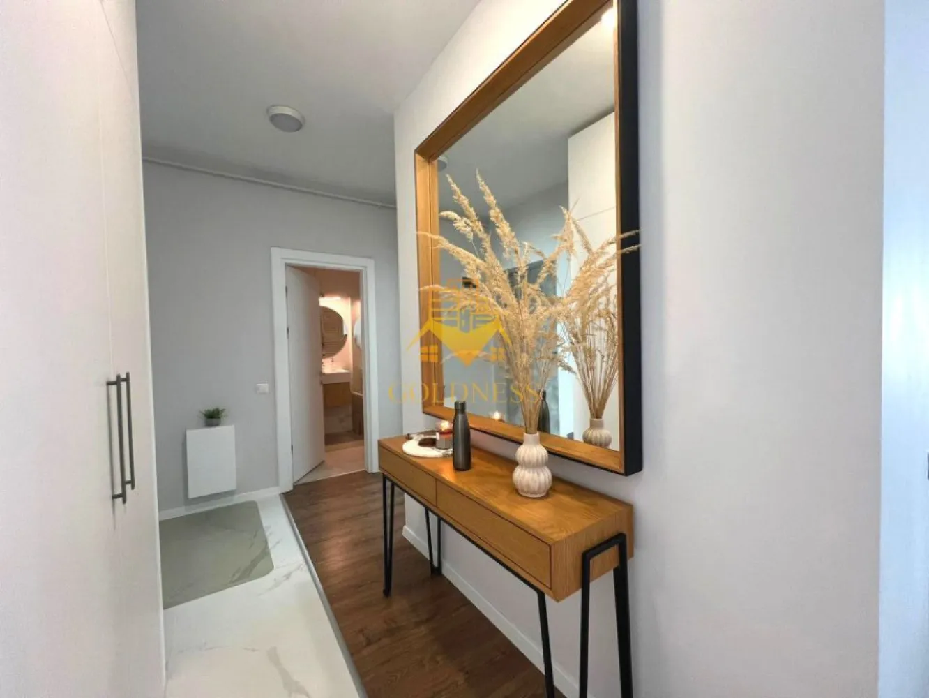 2 camere, modern, Parcare subterana, bloc nou, Zona Garii, Dedeman - GOLDNESS Imobiliare vă propune spre închiriere un apartament cu 2 camere open space complet mobilat și utilat, la etajul 6 într-un imobil de 6 etaje, în Cartierul Dambul Rotund.
Dispune de loc de parcare subterana cu 50 Euro/ luna!
Se află în apropierea stațiilor de transport în comun, magazine, restaurante, spații verzi, farmacii, etc. 

Apartamentul este compartimentat astfel:
 - dormitor cu pat matrimonial, dressing, noptiere
 - living cu bucatarie open space complet utilată, canapea, loc de servit masa 
 - baie cu cabina de dus, calorifer port prosop și dulap pentru depozitare.
 - terasa de 10 mp.

Imobilul este dotat cu toate cele necesare- centrală proprie, mașină de spălat haine,aer conditionar, frigider, plită electrică, hotă, etc. 

Dacă sunteți interesați de acest apartament și doriți să îl vizionați, dar și pentru alte oferte nu ezitați să ne contactați telefonic sau prin e-mail. Vă stăm la dispoziție!
Pentru intermediere se percepe un comision de 50% din prețul chiriei!