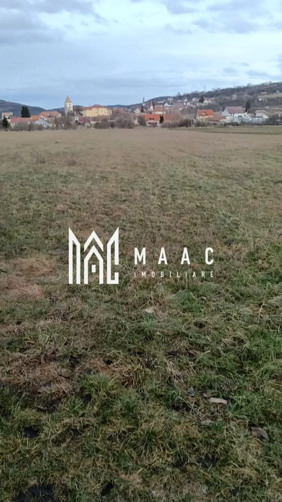 Teren Intravilan | 2.100 MP | Gusterita - MAAC Imobiliare vă propune spre vânzare un teren intravilan situat în cartierul Gușterița din Sibiu, cu potențial investițional ridicat, amplasat într-o zonă în plină dezvoltare, ideal pentru proiecte viitoare sau valorificare pe termen lung.

Proprietatea are o suprafață totală de 2.100 mp și beneficiază de o configurație specifică, cu o lungime de 265,3 m și o lățime de 8,1 m, fiind potrivită pentru diverse utilizări, precum activități agricole, depozitare sau investiții în perspectiva dezvoltării urbane a zonei.

Caracteristici:
-Suprafață: 2.100 mp
-Lungime: 265,3 m
-Lățime: 8,1 m
-Teren intravilan
-Acces direct din strada Irisului

Avantaje:
-Zonă în continuă dezvoltare
-Acces facil către centrul municipiului Sibiu
-Deschidere la drum
-Potențial ridicat de valorificare în timp

Terenul reprezintă o oportunitate atractivă pentru investitori care urmăresc achiziții în zone cu perspectivă de urbanizare și creștere a valorii.

Pentru mai multe detalii și programarea unei vizionări, precizați telefonic că ați văzut anunțul cu CP2804449