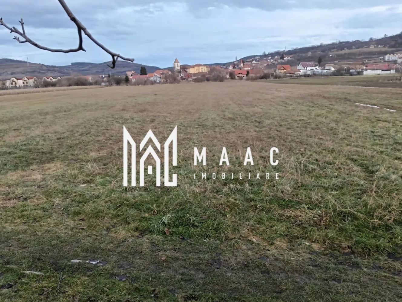 Teren Intravilan | 1.800MP | Gusterita - MAAC Imobiliare vă propune spre vânzare un teren intravilan cu suprafața totală de 1.800 mp, situat în cartierul Gușterița din Sibiu, într-o zonă liniștită și aflată în plină dezvoltare, la doar câteva minute de centrul orașului. Proprietatea reprezintă o oportunitate atractivă pentru investiție, având potențial de valorificare pe termen lung.

Terenul are o configurație specifică, cu o lungime de 267,1 metri și o lățime de 6,85 metri, oferind posibilități variate de utilizare în funcție de planurile urbanistice și necesitățile viitorului proprietar.

Caracteristici:
-Suprafață: 1.800 mp
-Lungime: 267,1 m
-Lățime: 6,85 m
-Teren intravilan

Avantaje:
-Zonă în dezvoltare continuă
-Acces facil către centrul municipiului Sibiu
-Infrastructură în curs de extindere
-Utilități în apropiere
-Cadru natural plăcut

Proprietatea este potrivită pentru investitori sau dezvoltatori care urmăresc oportunități într-o zonă cu potențial de creștere, beneficiind de poziționare avantajoasă și accesibilitate.

Pentru mai multe detalii și programarea unei vizionări, precizați telefonic că ați văzut anunțul cu CP2804370