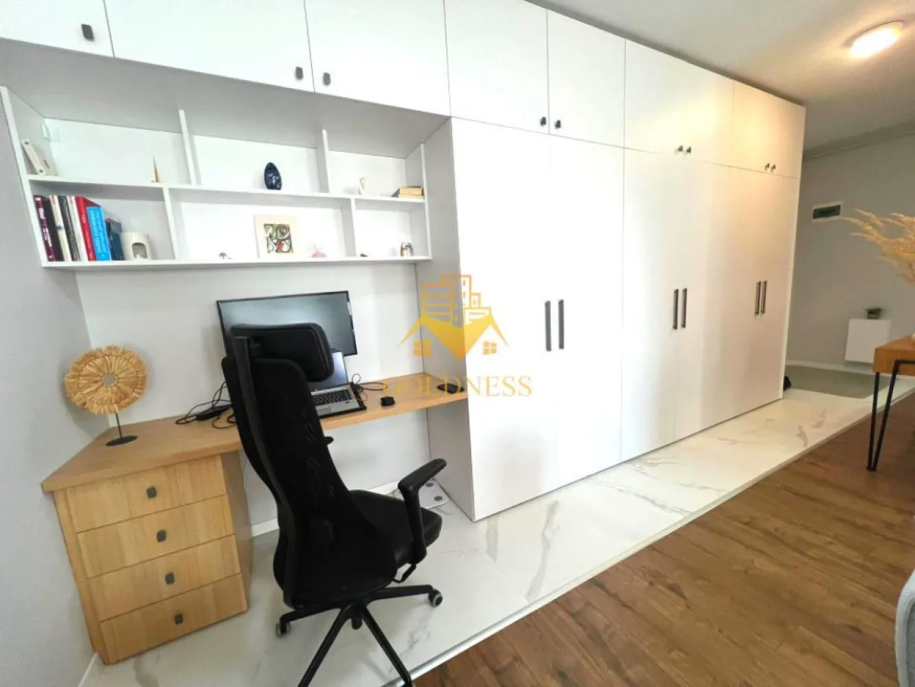 2 camere, modern, Parcare subterana, bloc nou, Zona Garii, Dedeman - GOLDNESS Imobiliare vă propune spre închiriere un apartament cu 2 camere open space complet mobilat și utilat, la etajul 6 într-un imobil de 6 etaje, în Cartierul Dambul Rotund.
Dispune de loc de parcare subterana cu 50 Euro/ luna!
Se află în apropierea stațiilor de transport în comun, magazine, restaurante, spații verzi, farmacii, etc. 

Apartamentul este compartimentat astfel:
 - dormitor cu pat matrimonial, dressing, noptiere
 - living cu bucatarie open space complet utilată, canapea, loc de servit masa 
 - baie cu cabina de dus, calorifer port prosop și dulap pentru depozitare.
 - terasa de 10 mp.

Imobilul este dotat cu toate cele necesare- centrală proprie, mașină de spălat haine,aer conditionar, frigider, plită electrică, hotă, etc. 

Dacă sunteți interesați de acest apartament și doriți să îl vizionați, dar și pentru alte oferte nu ezitați să ne contactați telefonic sau prin e-mail. Vă stăm la dispoziție!
Pentru intermediere se percepe un comision de 50% din prețul chiriei!
