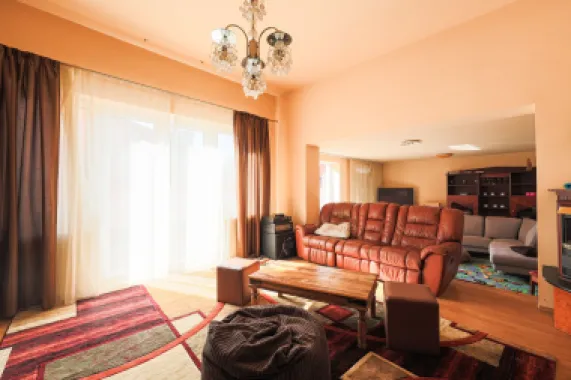 Vilă cu 6 camere în zona rezidențială - Poltura
