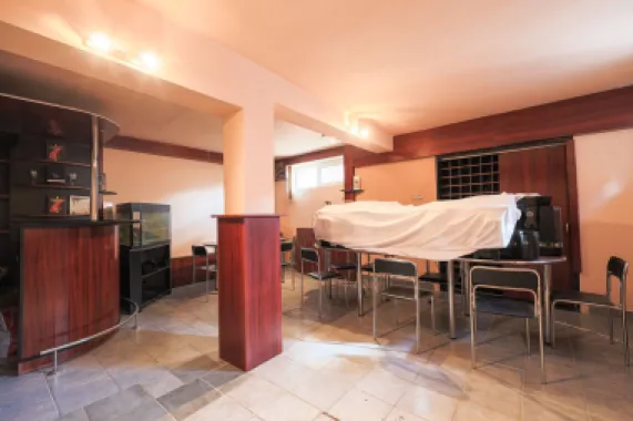 Vilă cu 6 camere în zona rezidențială - Poltura