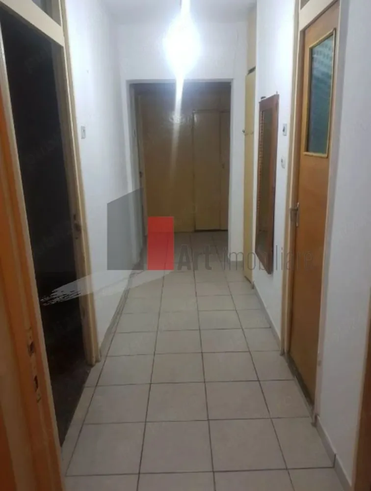 APARTAMENT 2 CAMERE MARGEANULUI - Va prezentam spre vanzare un apartament de 2 camere situat intr-un intr-un 
 bloc de apartamente din zona Margeanului, la etajul 8 din 10.
 Apartamentul are living, dormitor, bucatarie, baie , bransament gaze individual.
 Pentru alte detalii sau vizionare sunati la 0722 371 033.