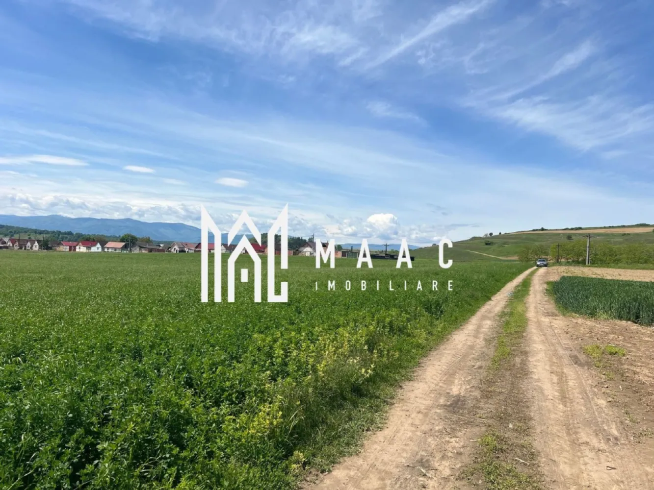 TEREN I 45200 MP - MAAC Imobiliare ofera spre vanzare teren extravilan, situat la 10 minute fata de Sibiu.
Terenul detine certificat de urbanism cu urmatorii indici urbanistici: POT 35%, CUT: 0,7
Terenul beneficiaza de toate utiitatile (gaz, curent, apa si canal)

Deschidere la strada asfaltata de 300 ml, iar la strada neasfaltata de 150 ml.
Terenul pentru construire necesita aviz de oportunitate pentru PUZ

Oportunitate de constructii hale industriale sau case de tip duplex si unifamiliale P+E.

Pentru mai multe detalii sau vizionare specificati telefonic CP3020824