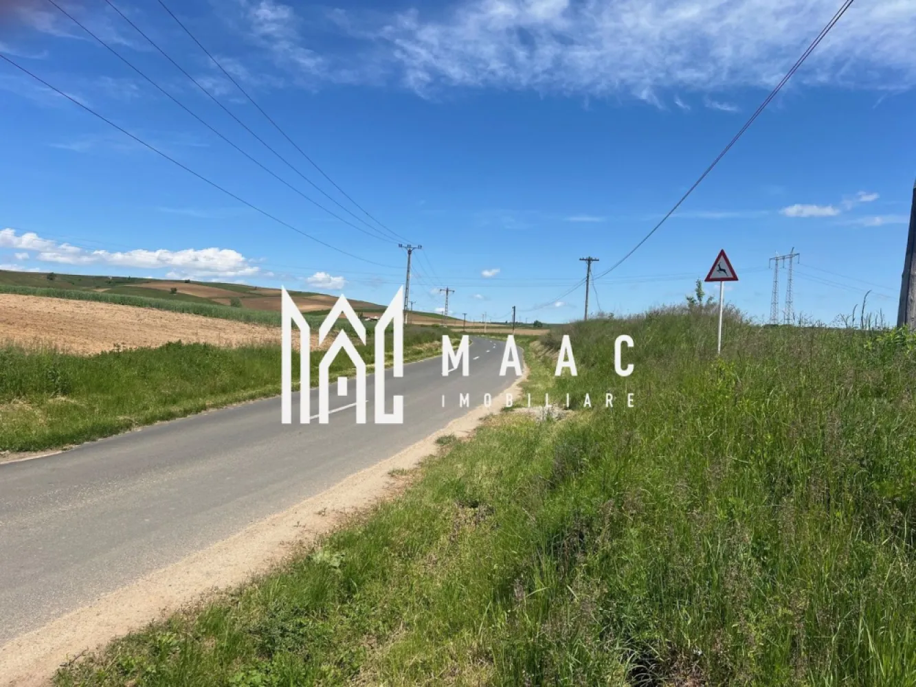 TEREN I 45200 MP - MAAC Imobiliare ofera spre vanzare teren extravilan, situat la 10 minute fata de Sibiu.
Terenul detine certificat de urbanism cu urmatorii indici urbanistici: POT 35%, CUT: 0,7
Terenul beneficiaza de toate utiitatile (gaz, curent, apa si canal)

Deschidere la strada asfaltata de 300 ml, iar la strada neasfaltata de 150 ml.
Terenul pentru construire necesita aviz de oportunitate pentru PUZ

Oportunitate de constructii hale industriale sau case de tip duplex si unifamiliale P+E.

Pentru mai multe detalii sau vizionare specificati telefonic CP3020824