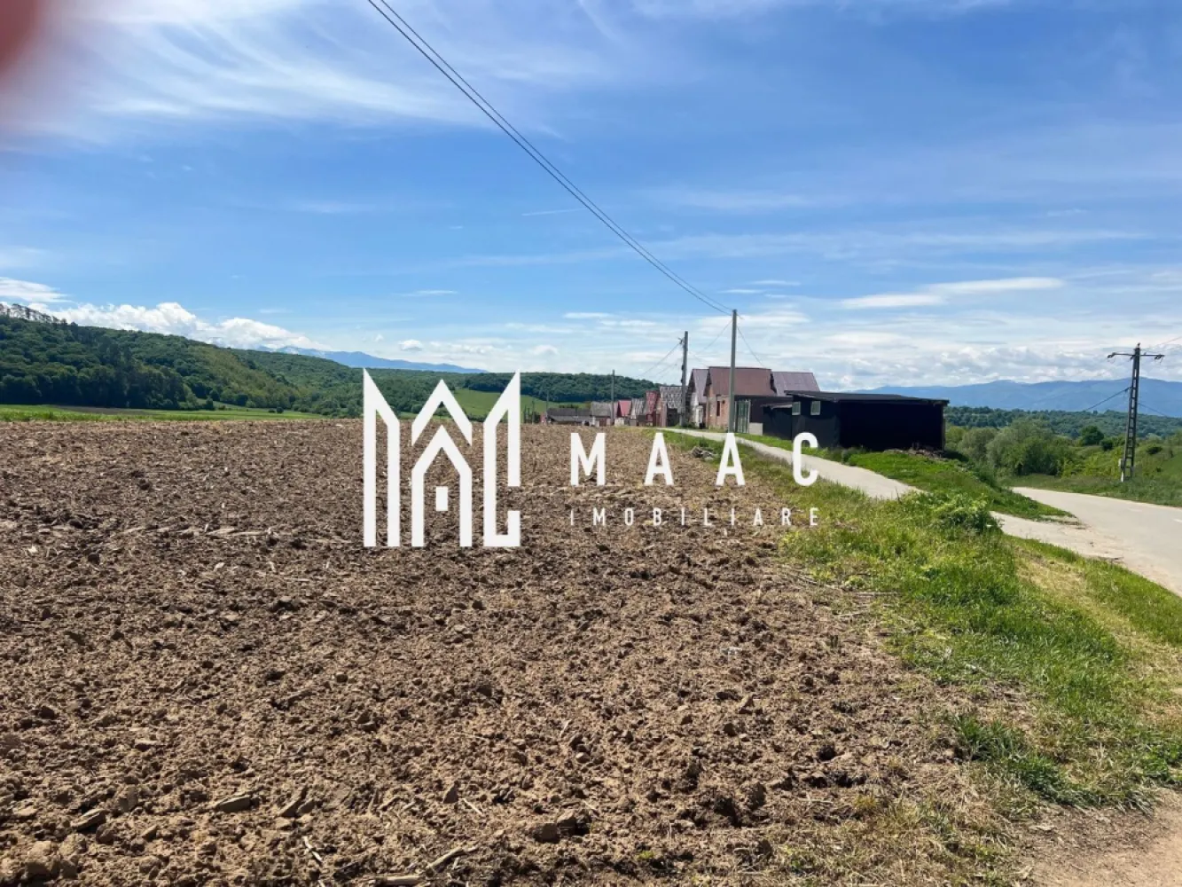 TEREN I 45200 MP - MAAC Imobiliare ofera spre vanzare teren extravilan, situat la 10 minute fata de Sibiu.
Terenul detine certificat de urbanism cu urmatorii indici urbanistici: POT 35%, CUT: 0,7
Terenul beneficiaza de toate utiitatile (gaz, curent, apa si canal)

Deschidere la strada asfaltata de 300 ml, iar la strada neasfaltata de 150 ml.
Terenul pentru construire necesita aviz de oportunitate pentru PUZ

Oportunitate de constructii hale industriale sau case de tip duplex si unifamiliale P+E.

Pentru mai multe detalii sau vizionare specificati telefonic CP3020824