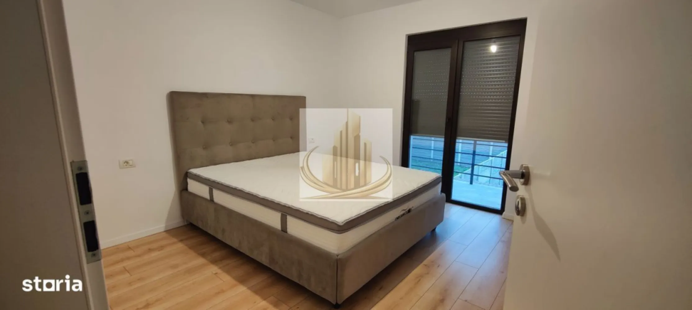 Duplex cu 4 camere,Zona Cora - Locuință modernă, bine compartimentată, situată pe stradă asfaltată, cu toate utilitățile racordate și curte amenajată.Spatiu generos in fata casei,amenajat cu gazon si copaci.Se pot parca 4 masini.Zonă liniștită din Dumbrăvița, cu acces facil, aproape de facilități și infrastructură completă. Detalii generale Suprafață utilă: 111 mp Teren : 330 mp + 100 mp in fata casei. Regim de înălțime: Parter + Etaj (P+1E) Stare: Mobilat conform pozelor Compartimentare: Parter: Living spațios cu zonă de dining Bucătărie Baie cu dus Cameră tehnică / birou Spațiu de depozitare sub scară Etaj: 3 dormitoare, fiecare cu ieșire pe terasă Dressing Baie cu cada Hol Dotări & Beneficii Mobilat conform fotografiilor Centrală pe gaz în condensare Încălzire în pardoseală cu automatizare și control individual in fiecare camera Calorifere in bai Sistem de climatizare Daikin Geamuri tripan + plase de insecte Rulouri electrice la cele 3 dormitoare Terase la toate dormitoarele Terasă acoperită de 17 mp la parter Pod inalt Curte amenajată: gazon matur, pomi fructiferi,gard viu. Foraj + hidrofor pentru irigații / consum exteriorCurent trifazic