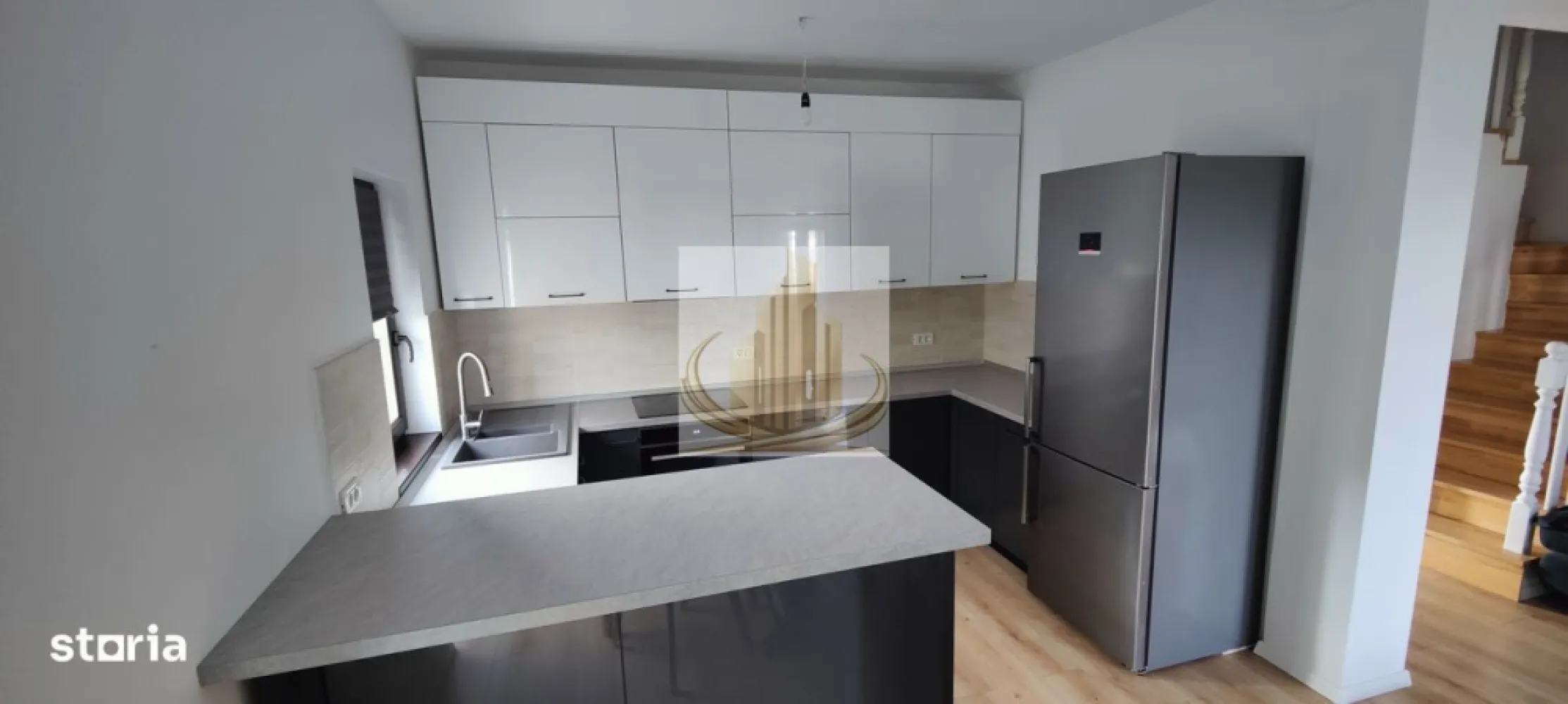 Duplex cu 4 camere,Zona Cora - Locuință modernă, bine compartimentată, situată pe stradă asfaltată, cu toate utilitățile racordate și curte amenajată.Spatiu generos in fata casei,amenajat cu gazon si copaci.Se pot parca 4 masini.Zonă liniștită din Dumbrăvița, cu acces facil, aproape de facilități și infrastructură completă. Detalii generale Suprafață utilă: 111 mp Teren : 330 mp + 100 mp in fata casei. Regim de înălțime: Parter + Etaj (P+1E) Stare: Mobilat conform pozelor Compartimentare: Parter: Living spațios cu zonă de dining Bucătărie Baie cu dus Cameră tehnică / birou Spațiu de depozitare sub scară Etaj: 3 dormitoare, fiecare cu ieșire pe terasă Dressing Baie cu cada Hol Dotări & Beneficii Mobilat conform fotografiilor Centrală pe gaz în condensare Încălzire în pardoseală cu automatizare și control individual in fiecare camera Calorifere in bai Sistem de climatizare Daikin Geamuri tripan + plase de insecte Rulouri electrice la cele 3 dormitoare Terase la toate dormitoarele Terasă acoperită de 17 mp la parter Pod inalt Curte amenajată: gazon matur, pomi fructiferi,gard viu. Foraj + hidrofor pentru irigații / consum exteriorCurent trifazic
