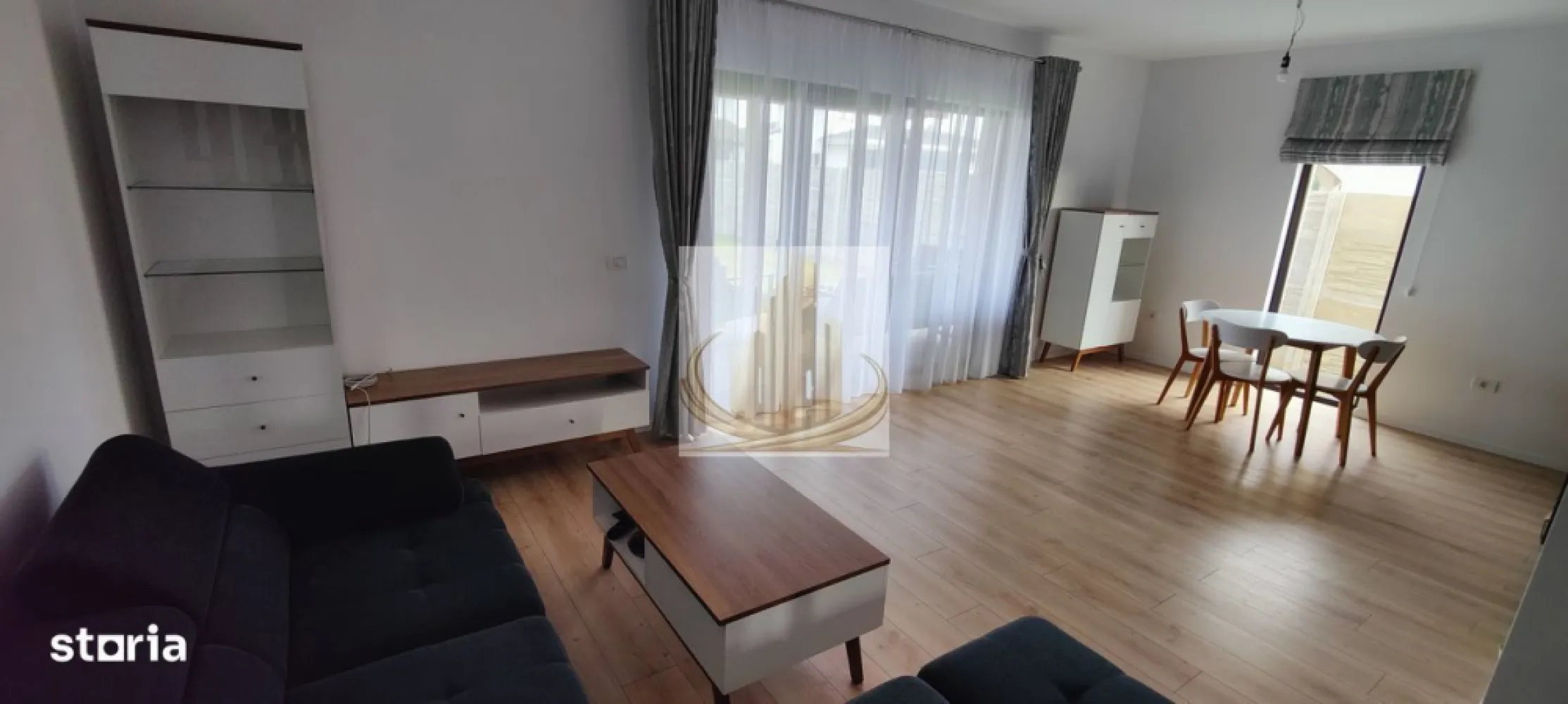Duplex cu 4 camere,Zona Cora - Locuință modernă, bine compartimentată, situată pe stradă asfaltată, cu toate utilitățile racordate și curte amenajată.Spatiu generos in fata casei,amenajat cu gazon si copaci.Se pot parca 4 masini.Zonă liniștită din Dumbrăvița, cu acces facil, aproape de facilități și infrastructură completă. Detalii generale Suprafață utilă: 111 mp Teren : 330 mp + 100 mp in fata casei. Regim de înălțime: Parter + Etaj (P+1E) Stare: Mobilat conform pozelor Compartimentare: Parter: Living spațios cu zonă de dining Bucătărie Baie cu dus Cameră tehnică / birou Spațiu de depozitare sub scară Etaj: 3 dormitoare, fiecare cu ieșire pe terasă Dressing Baie cu cada Hol Dotări & Beneficii Mobilat conform fotografiilor Centrală pe gaz în condensare Încălzire în pardoseală cu automatizare și control individual in fiecare camera Calorifere in bai Sistem de climatizare Daikin Geamuri tripan + plase de insecte Rulouri electrice la cele 3 dormitoare Terase la toate dormitoarele Terasă acoperită de 17 mp la parter Pod inalt Curte amenajată: gazon matur, pomi fructiferi,gard viu. Foraj + hidrofor pentru irigații / consum exteriorCurent trifazic