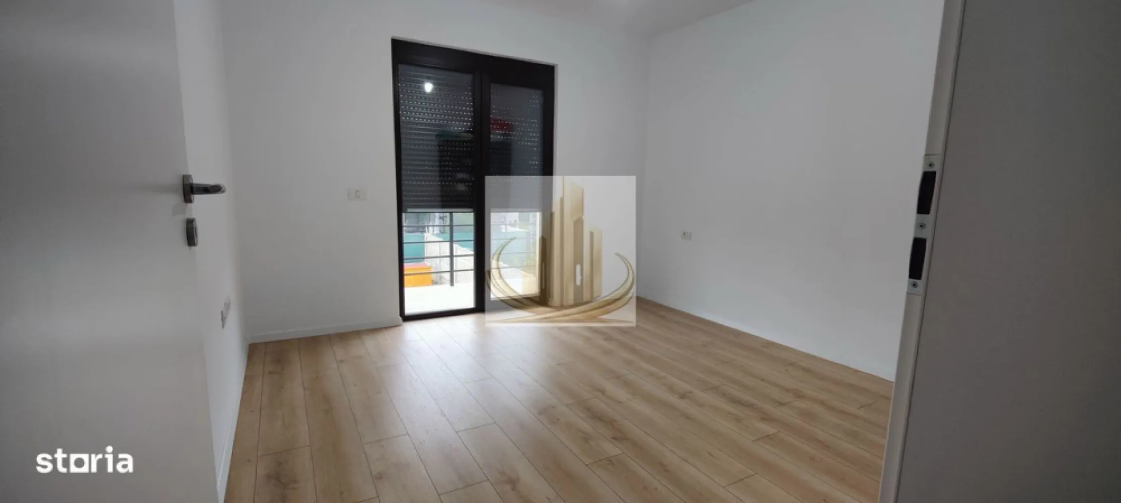 Duplex cu 4 camere,Zona Cora - Locuință modernă, bine compartimentată, situată pe stradă asfaltată, cu toate utilitățile racordate și curte amenajată.Spatiu generos in fata casei,amenajat cu gazon si copaci.Se pot parca 4 masini.Zonă liniștită din Dumbrăvița, cu acces facil, aproape de facilități și infrastructură completă. Detalii generale Suprafață utilă: 111 mp Teren : 330 mp + 100 mp in fata casei. Regim de înălțime: Parter + Etaj (P+1E) Stare: Mobilat conform pozelor Compartimentare: Parter: Living spațios cu zonă de dining Bucătărie Baie cu dus Cameră tehnică / birou Spațiu de depozitare sub scară Etaj: 3 dormitoare, fiecare cu ieșire pe terasă Dressing Baie cu cada Hol Dotări & Beneficii Mobilat conform fotografiilor Centrală pe gaz în condensare Încălzire în pardoseală cu automatizare și control individual in fiecare camera Calorifere in bai Sistem de climatizare Daikin Geamuri tripan + plase de insecte Rulouri electrice la cele 3 dormitoare Terase la toate dormitoarele Terasă acoperită de 17 mp la parter Pod inalt Curte amenajată: gazon matur, pomi fructiferi,gard viu. Foraj + hidrofor pentru irigații / consum exteriorCurent trifazic