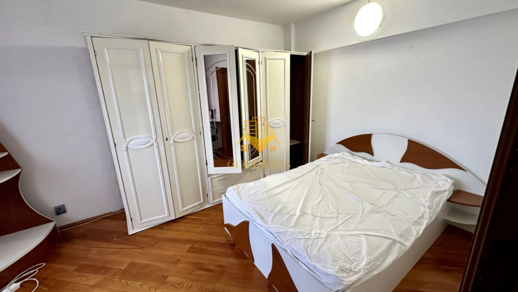 1 camera, SemiCentral, Facultatea de Drept, Nicolae Titulescu, Cipariu - GOLDNESS Imobiliare vă propune spre închiriere un apartament cu 1 camere complet mobilat și utilat, la etajul 6 într-un imobil de 8 etaje, SemiCentral, Zona Piața Cipariu, Facultatea de Drept la doar 5 minute de mers pe jos.

Se află în apropierea stațiilor de transport în comun, magazine, restaurante, spații verzi, farmacii, etc. 

Apartamentul este compartimentat astfel:
 - camera cu pat matrimonial, dressing, noptiere
 - bucătărie complet utilată și mobilată, loc de servit masa 
 - baie cu cada, calorifer port prosop și dulap pentru depozitare.

Imobilul este dotat cu toate cele necesare- centrală proprie, frigider, aragaz, hotă, mașină de spălat haine și vase, etc. 
La cerere se pot schimba anumite lucruri din apartament.

Dacă sunteți interesați de acest apartament și doriți să îl vizionați, dar și pentru alte oferte nu ezitați să ne contactați telefonic sau prin e-mail. Vă stăm la dispoziție!
Pentru intermediere se percepe un comision de 50% din prețul chiriei!