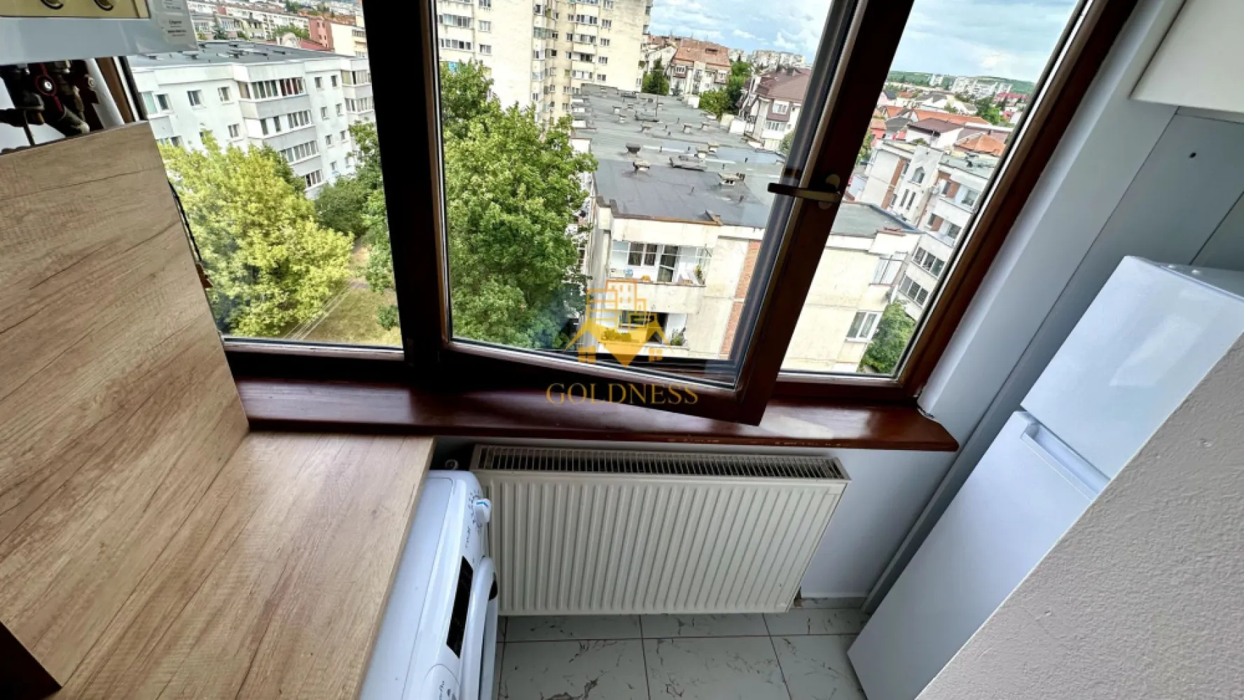 1 camera, SemiCentral, Facultatea de Drept, Nicolae Titulescu, Cipariu - GOLDNESS Imobiliare vă propune spre închiriere un apartament cu 1 camere complet mobilat și utilat, la etajul 6 într-un imobil de 8 etaje, SemiCentral, Zona Piața Cipariu, Facultatea de Drept la doar 5 minute de mers pe jos.

Se află în apropierea stațiilor de transport în comun, magazine, restaurante, spații verzi, farmacii, etc. 

Apartamentul este compartimentat astfel:
 - camera cu pat matrimonial, dressing, noptiere
 - bucătărie complet utilată și mobilată, loc de servit masa 
 - baie cu cada, calorifer port prosop și dulap pentru depozitare.

Imobilul este dotat cu toate cele necesare- centrală proprie, frigider, aragaz, hotă, mașină de spălat haine și vase, etc. 
La cerere se pot schimba anumite lucruri din apartament.

Dacă sunteți interesați de acest apartament și doriți să îl vizionați, dar și pentru alte oferte nu ezitați să ne contactați telefonic sau prin e-mail. Vă stăm la dispoziție!
Pentru intermediere se percepe un comision de 50% din prețul chiriei!