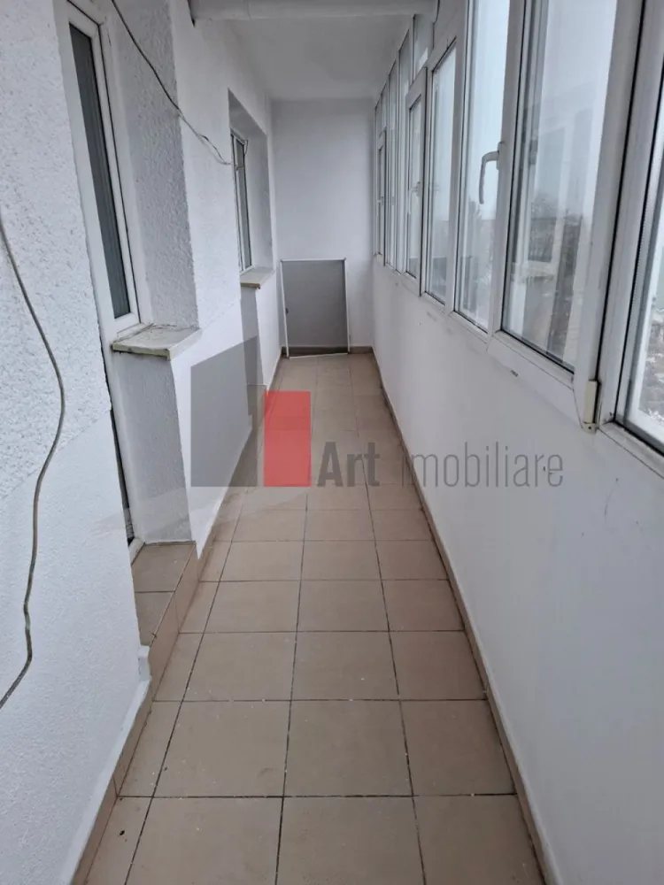 4 Camere Ploiesti Centru - Liceul Mihai Viteazul - Va propunem spre canzare un apartament cu 4 camere situat in Ploiesti Centru - Liceul Mihai Viteazul, Etaj 4/4, decomandat, centrala proprie, necesita renovare, 90 m.p., termopan, bloc constructie 1984, liber.Apartamentul dispune si de o boxa care este in acte.