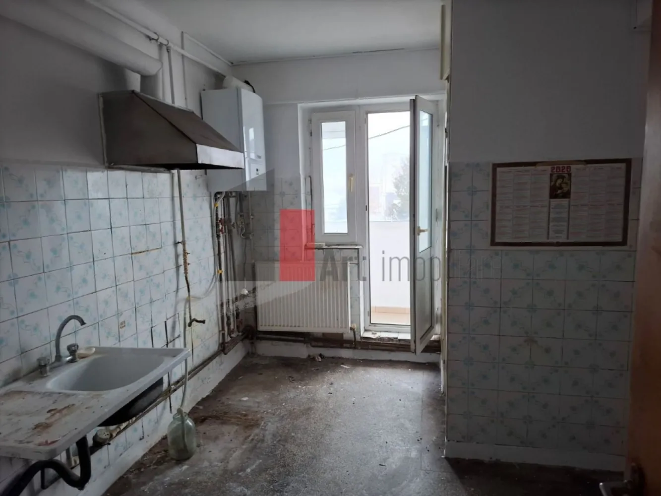 4 Camere Ploiesti Centru - Liceul Mihai Viteazul - Va propunem spre canzare un apartament cu 4 camere situat in Ploiesti Centru - Liceul Mihai Viteazul, Etaj 4/4, decomandat, centrala proprie, necesita renovare, 90 m.p., termopan, bloc constructie 1984, liber.Apartamentul dispune si de o boxa care este in acte.