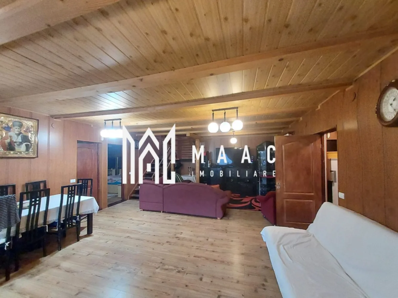 Casă | 260 mp utili | 1.100 mp teren | Râul Sadului | - MAAC Imobiliare vă propune spre vânzare o casă spațioasă și complet echipată, situată în localitatea Râul Sadului, la poalele munților Cindrel, o zonă liniștită și ideală pentru relaxare, vacanțe sau locuire permanentă.

Detalii proprietate:

Suprafață utilă: 260 mp

Suprafață teren: 1.100 mp

Compartimentare: 5 camere, 3 băi, bucătărie, terasă

Regim de înălțime: Parter +Etaj

Construcție solidă, izolată complet – exterior cu polistiren de 10 cm și interior cu vată bazaltică

Compartimentare funcțională:

Parter: living spațios, bucătărie, dormitor, baie, hol, terasă acoperită

Etaj: 4 dormitoare, 2 băi, hol

Anexe utile:

Bucătărie de vară complet utilată

Filigorie cu grătar și rotisor

Cămara pentru depozitare

Căsuță separată, cu baie proprie și dormitor – ideală pentru oaspeți

Garaj dublu (capacitate 2 mașini)

Magazie pentru lemne

Dotări și utilități:

Sistem de încălzire: centrală pe lemne cu puffer de 1600 litri

Încălzire prin calorifere în întreaga casă

Apă curentă + hidrofor

Fosă septică proprie

Izolație termică premium, eficiență ridicată în sezonul rece

Curte amenajată, spațiu verde generos și zonă de relaxare acoperită

Avantaje:

Locație excelentă – zonă pitorească și liniștită, cu aer curat și priveliște montană

Ideală ca locuință de vacanță, reședință permanentă sau pensiune rurală

Curte complet împrejmuită, acces auto facil și spațiu generos pentru activități în aer liber

Se vinde complet mobilată și utilată, gata de locuit

Localizare: Râul Sadului, jud. Sibiu 

Pentru mai multe informații și pentru programarea unei vizionări, contactați MAAC Imobiliare menționând ID: CP2804691