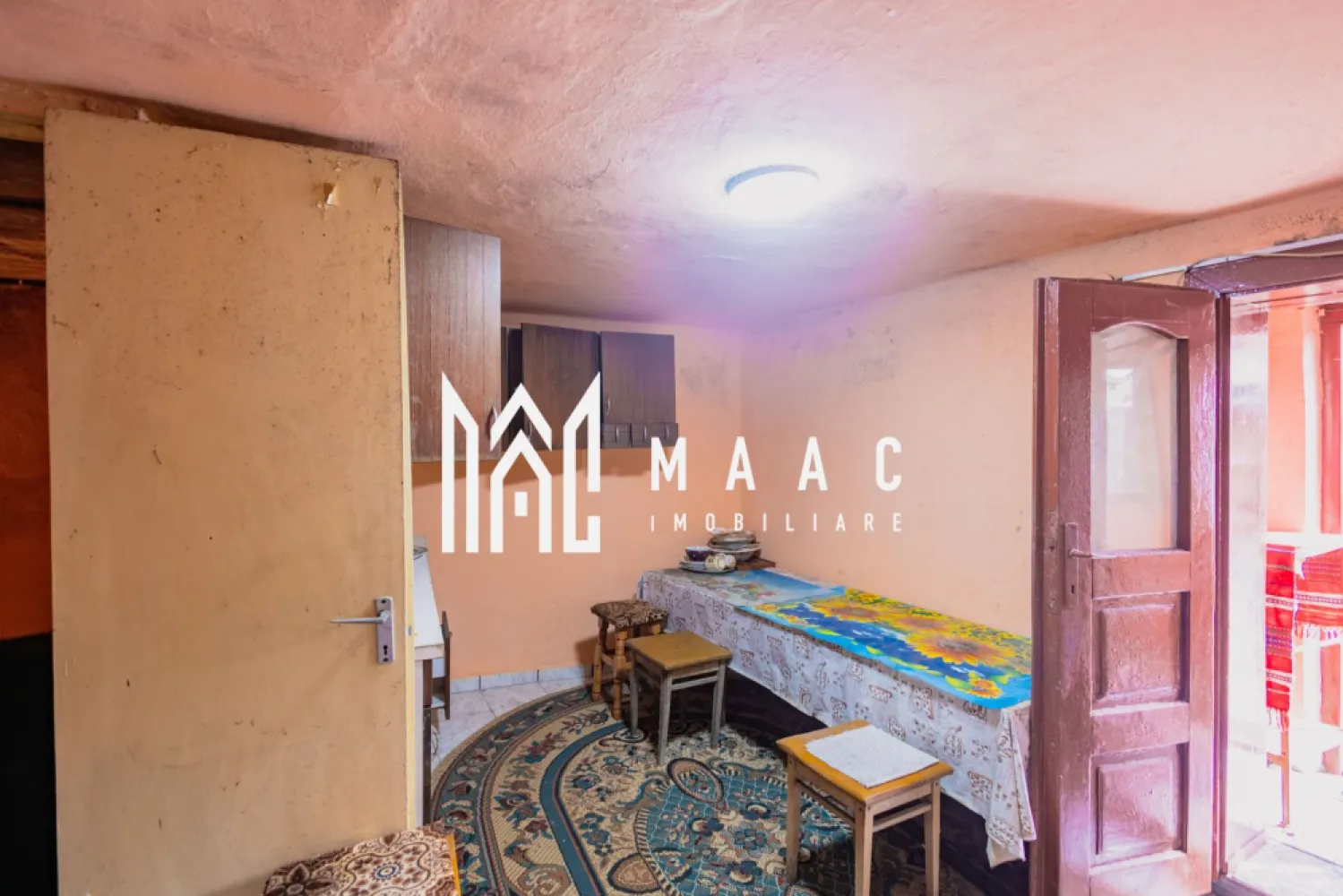 Casă Individuală | 110 Mp Utili | 810 Mp Teren | Miercurea Sibiulu - MAAC Imobiliare vă propune spre vânzare o casă situată în Miercurea Sibiului, o alegere potrivită pentru cei care își doresc liniște, spațiu generos și posibilitatea de a-și amenaja locuința după propriul gust.

Proprietatea dispune de o suprafață utilă de 110 mp și este organizată în două corpuri de clădire, oferind un plus de flexibilitate în utilizare.

Locuința este compartimentată astfel:

3 camere
2 dormitoare
1 baie
1 bucătărie

Casa necesită ușoare lucrări de îmbunătățire, fiind ideală pentru cei care doresc să personalizeze spațiul și să îl transforme într-un cămin confortabil.

Terenul aferent are o suprafață de 810 mp, oferind suficient spațiu pentru grădină, relaxare sau diverse activități gospodărești.

Dotări și beneficii:

Două corpuri de clădire
Fântână proprie
Garaj
Anexe gospodărești – spații utile pentru depozitare sau activități diverse
Curte generoasă, cu multiple posibilități de amenajare

Proprietatea este potrivită atât pentru locuință permanentă, cât și pentru casă de vacanță sau investiție.

Pentru mai multe detalii sau pentru a programa o vizionare, vă rugăm să ne contactați specificând ID: CP3021898