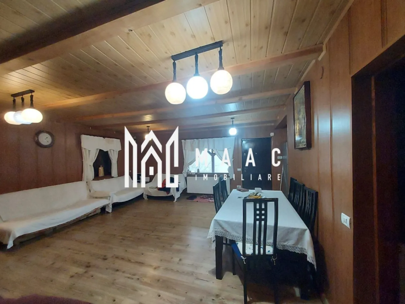 Casă | 260 mp utili | 1.100 mp teren | Râul Sadului | - MAAC Imobiliare vă propune spre vânzare o casă spațioasă și complet echipată, situată în localitatea Râul Sadului, la poalele munților Cindrel, o zonă liniștită și ideală pentru relaxare, vacanțe sau locuire permanentă.

Detalii proprietate:

Suprafață utilă: 260 mp

Suprafață teren: 1.100 mp

Compartimentare: 5 camere, 3 băi, bucătărie, terasă

Regim de înălțime: Parter +Etaj

Construcție solidă, izolată complet – exterior cu polistiren de 10 cm și interior cu vată bazaltică

Compartimentare funcțională:

Parter: living spațios, bucătărie, dormitor, baie, hol, terasă acoperită

Etaj: 4 dormitoare, 2 băi, hol

Anexe utile:

Bucătărie de vară complet utilată

Filigorie cu grătar și rotisor

Cămara pentru depozitare

Căsuță separată, cu baie proprie și dormitor – ideală pentru oaspeți

Garaj dublu (capacitate 2 mașini)

Magazie pentru lemne

Dotări și utilități:

Sistem de încălzire: centrală pe lemne cu puffer de 1600 litri

Încălzire prin calorifere în întreaga casă

Apă curentă + hidrofor

Fosă septică proprie

Izolație termică premium, eficiență ridicată în sezonul rece

Curte amenajată, spațiu verde generos și zonă de relaxare acoperită

Avantaje:

Locație excelentă – zonă pitorească și liniștită, cu aer curat și priveliște montană

Ideală ca locuință de vacanță, reședință permanentă sau pensiune rurală

Curte complet împrejmuită, acces auto facil și spațiu generos pentru activități în aer liber

Se vinde complet mobilată și utilată, gata de locuit

Localizare: Râul Sadului, jud. Sibiu 

Pentru mai multe informații și pentru programarea unei vizionări, contactați MAAC Imobiliare menționând ID: CP2804691