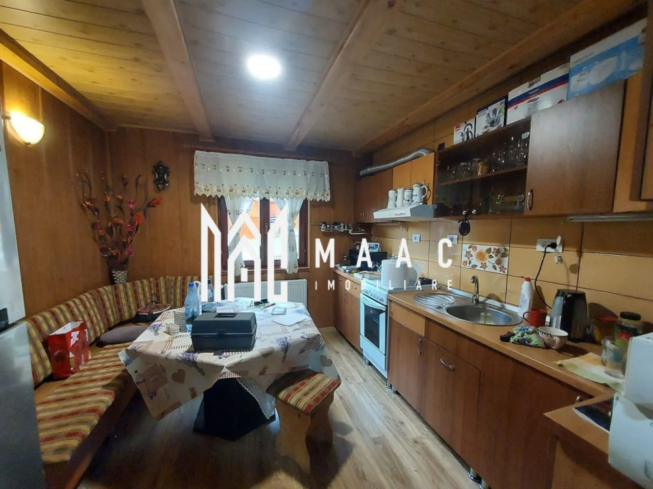 Casă | 260 mp utili | 1.100 mp teren | Râul Sadului | - MAAC Imobiliare vă propune spre vânzare o casă spațioasă și complet echipată, situată în localitatea Râul Sadului, la poalele munților Cindrel, o zonă liniștită și ideală pentru relaxare, vacanțe sau locuire permanentă.

Detalii proprietate:

Suprafață utilă: 260 mp

Suprafață teren: 1.100 mp

Compartimentare: 5 camere, 3 băi, bucătărie, terasă

Regim de înălțime: Parter +Etaj

Construcție solidă, izolată complet – exterior cu polistiren de 10 cm și interior cu vată bazaltică

Compartimentare funcțională:

Parter: living spațios, bucătărie, dormitor, baie, hol, terasă acoperită

Etaj: 4 dormitoare, 2 băi, hol

Anexe utile:

Bucătărie de vară complet utilată

Filigorie cu grătar și rotisor

Cămara pentru depozitare

Căsuță separată, cu baie proprie și dormitor – ideală pentru oaspeți

Garaj dublu (capacitate 2 mașini)

Magazie pentru lemne

Dotări și utilități:

Sistem de încălzire: centrală pe lemne cu puffer de 1600 litri

Încălzire prin calorifere în întreaga casă

Apă curentă + hidrofor

Fosă septică proprie

Izolație termică premium, eficiență ridicată în sezonul rece

Curte amenajată, spațiu verde generos și zonă de relaxare acoperită

Avantaje:

Locație excelentă – zonă pitorească și liniștită, cu aer curat și priveliște montană

Ideală ca locuință de vacanță, reședință permanentă sau pensiune rurală

Curte complet împrejmuită, acces auto facil și spațiu generos pentru activități în aer liber

Se vinde complet mobilată și utilată, gata de locuit

Localizare: Râul Sadului, jud. Sibiu 

Pentru mai multe informații și pentru programarea unei vizionări, contactați MAAC Imobiliare menționând ID: CP2804691