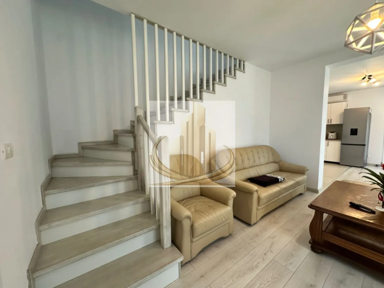 Jumatate duplex 5 camer 3 bai - Grand Mobilis Imobiliare – Casă modernă de vânzare în Dumbrăvița

Descriere generală:
O locuință elegantă, cu design contemporan, care combină confortul și funcționalitatea. Casa dispune de 5 camere spațioase, inclusiv 4 dormitoare luminoase și 3 băi complet utilate. Suprafața utilă este de 120 mp, iar cea construită de aproximativ 150 mp, amplasată pe un teren generos de 304 mp.

Construcție și finisaje premium:
 • Construită din cărămidă de calitate superioară, cu izolație de 10 cm polistiren pentru eficiență termică optimă.
 • Acoperiș cu țiglă durabilă și estetică premium.
 • Fiecare detaliu al locuinței este gândit pentru confort și durabilitate.

Dotări și facilități moderne:
 • Încălzire în pardoseală pentru confort maxim pe tot parcursul anului, completată de centrală pe gaz.
 • Două aparate de aer condiționat pentru climatizare optimă.
 • Magazinie de 20 mp, terasă acoperită de 20 mp pentru momente de relaxare în aer liber.
 • Grădină amenajată cu gazon și spațiu dedicat plantelor decorative sau grădinăritului hobby.
 • Toate utilitățile sunt deja disponibile.

Alte avantaje:
 • Stradă pietruită, în curs de asfaltare, garantând acces facil și zonă liniștită.
 • Tur virtual disponibil pentru vizionare online, astfel încât să puteți explora proprietatea din confortul casei.

Această casă reprezintă alegerea ideală pentru familii care caută un cămin modern, funcțional și elegant, gata de mutare imediată.

Pentru vizionări și informații suplimentare, vă rugăm să ne contactați.
ID Intern CP3021867
