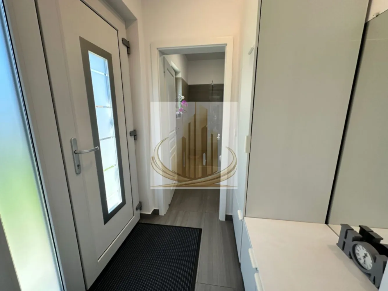 Jumatate duplex 5 camer 3 bai - Grand Mobilis Imobiliare – Casă modernă de vânzare în Dumbrăvița

Descriere generală:
O locuință elegantă, cu design contemporan, care combină confortul și funcționalitatea. Casa dispune de 5 camere spațioase, inclusiv 4 dormitoare luminoase și 3 băi complet utilate. Suprafața utilă este de 120 mp, iar cea construită de aproximativ 150 mp, amplasată pe un teren generos de 304 mp.

Construcție și finisaje premium:
 • Construită din cărămidă de calitate superioară, cu izolație de 10 cm polistiren pentru eficiență termică optimă.
 • Acoperiș cu țiglă durabilă și estetică premium.
 • Fiecare detaliu al locuinței este gândit pentru confort și durabilitate.

Dotări și facilități moderne:
 • Încălzire în pardoseală pentru confort maxim pe tot parcursul anului, completată de centrală pe gaz.
 • Două aparate de aer condiționat pentru climatizare optimă.
 • Magazinie de 20 mp, terasă acoperită de 20 mp pentru momente de relaxare în aer liber.
 • Grădină amenajată cu gazon și spațiu dedicat plantelor decorative sau grădinăritului hobby.
 • Toate utilitățile sunt deja disponibile.

Alte avantaje:
 • Stradă pietruită, în curs de asfaltare, garantând acces facil și zonă liniștită.
 • Tur virtual disponibil pentru vizionare online, astfel încât să puteți explora proprietatea din confortul casei.

Această casă reprezintă alegerea ideală pentru familii care caută un cămin modern, funcțional și elegant, gata de mutare imediată.

Pentru vizionări și informații suplimentare, vă rugăm să ne contactați.
ID Intern CP3021867