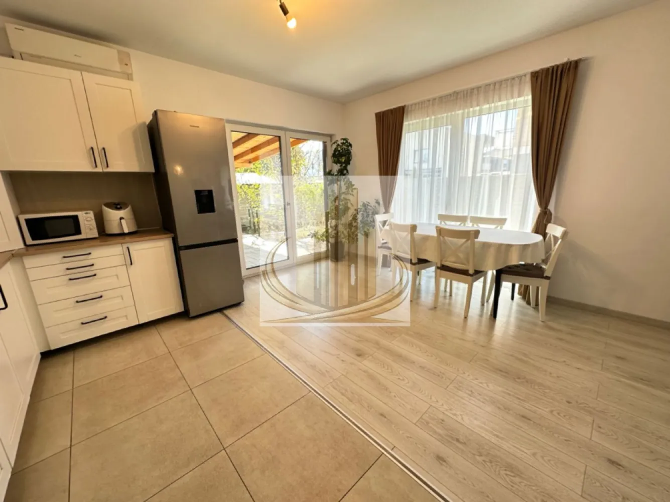 Jumatate duplex 5 camer 3 bai - Grand Mobilis Imobiliare – Casă modernă de vânzare în Dumbrăvița

Descriere generală:
O locuință elegantă, cu design contemporan, care combină confortul și funcționalitatea. Casa dispune de 5 camere spațioase, inclusiv 4 dormitoare luminoase și 3 băi complet utilate. Suprafața utilă este de 120 mp, iar cea construită de aproximativ 150 mp, amplasată pe un teren generos de 304 mp.

Construcție și finisaje premium:
 • Construită din cărămidă de calitate superioară, cu izolație de 10 cm polistiren pentru eficiență termică optimă.
 • Acoperiș cu țiglă durabilă și estetică premium.
 • Fiecare detaliu al locuinței este gândit pentru confort și durabilitate.

Dotări și facilități moderne:
 • Încălzire în pardoseală pentru confort maxim pe tot parcursul anului, completată de centrală pe gaz.
 • Două aparate de aer condiționat pentru climatizare optimă.
 • Magazinie de 20 mp, terasă acoperită de 20 mp pentru momente de relaxare în aer liber.
 • Grădină amenajată cu gazon și spațiu dedicat plantelor decorative sau grădinăritului hobby.
 • Toate utilitățile sunt deja disponibile.

Alte avantaje:
 • Stradă pietruită, în curs de asfaltare, garantând acces facil și zonă liniștită.
 • Tur virtual disponibil pentru vizionare online, astfel încât să puteți explora proprietatea din confortul casei.

Această casă reprezintă alegerea ideală pentru familii care caută un cămin modern, funcțional și elegant, gata de mutare imediată.

Pentru vizionări și informații suplimentare, vă rugăm să ne contactați.
ID Intern CP3021867