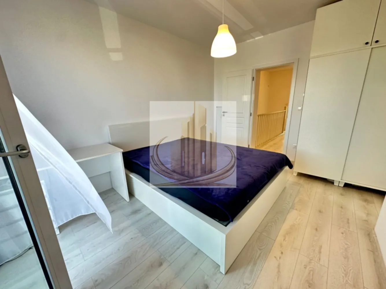 Jumatate duplex 5 camer 3 bai - Grand Mobilis Imobiliare – Casă modernă de vânzare în Dumbrăvița

Descriere generală:
O locuință elegantă, cu design contemporan, care combină confortul și funcționalitatea. Casa dispune de 5 camere spațioase, inclusiv 4 dormitoare luminoase și 3 băi complet utilate. Suprafața utilă este de 120 mp, iar cea construită de aproximativ 150 mp, amplasată pe un teren generos de 304 mp.

Construcție și finisaje premium:
 • Construită din cărămidă de calitate superioară, cu izolație de 10 cm polistiren pentru eficiență termică optimă.
 • Acoperiș cu țiglă durabilă și estetică premium.
 • Fiecare detaliu al locuinței este gândit pentru confort și durabilitate.

Dotări și facilități moderne:
 • Încălzire în pardoseală pentru confort maxim pe tot parcursul anului, completată de centrală pe gaz.
 • Două aparate de aer condiționat pentru climatizare optimă.
 • Magazinie de 20 mp, terasă acoperită de 20 mp pentru momente de relaxare în aer liber.
 • Grădină amenajată cu gazon și spațiu dedicat plantelor decorative sau grădinăritului hobby.
 • Toate utilitățile sunt deja disponibile.

Alte avantaje:
 • Stradă pietruită, în curs de asfaltare, garantând acces facil și zonă liniștită.
 • Tur virtual disponibil pentru vizionare online, astfel încât să puteți explora proprietatea din confortul casei.

Această casă reprezintă alegerea ideală pentru familii care caută un cămin modern, funcțional și elegant, gata de mutare imediată.

Pentru vizionări și informații suplimentare, vă rugăm să ne contactați.
ID Intern CP3021867