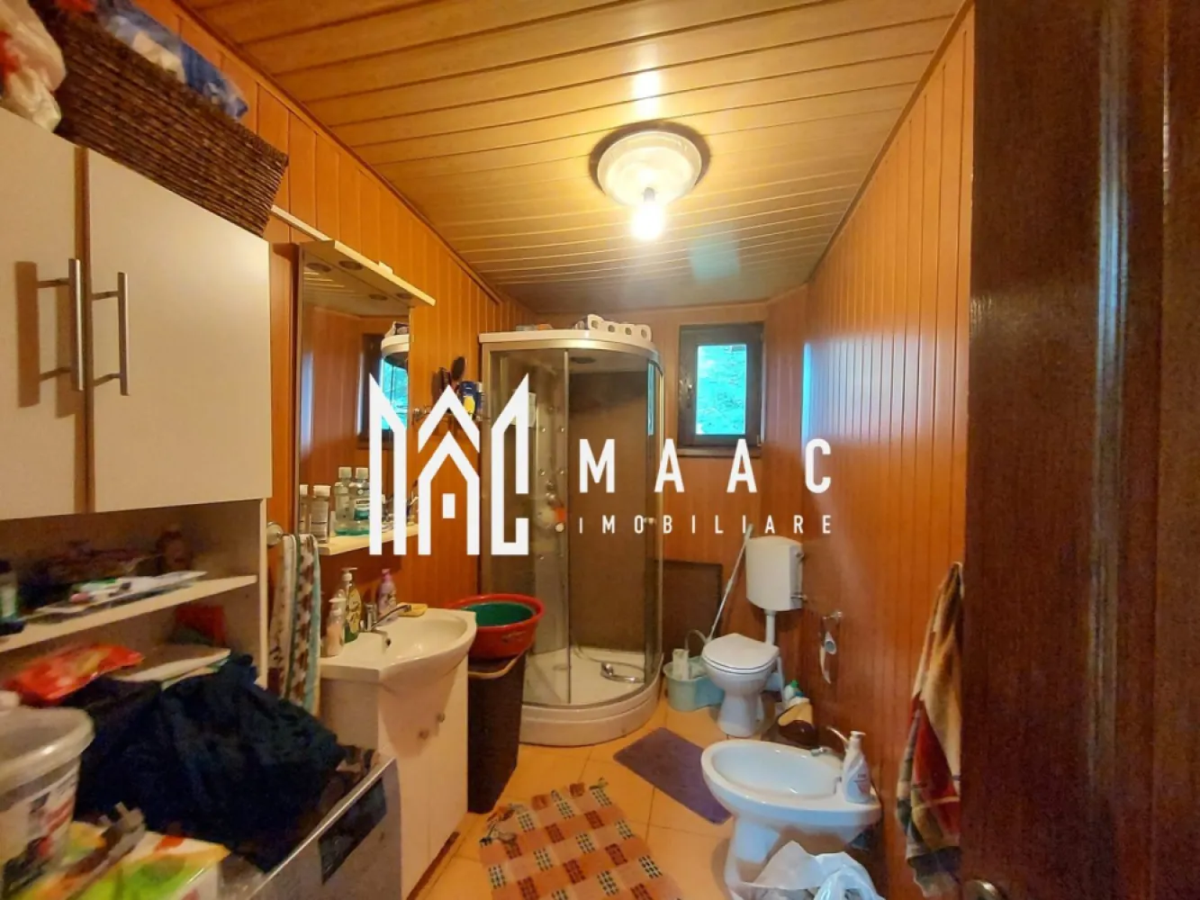 Casă | 260 mp utili | 1.100 mp teren | Râul Sadului | - MAAC Imobiliare vă propune spre vânzare o casă spațioasă și complet echipată, situată în localitatea Râul Sadului, la poalele munților Cindrel, o zonă liniștită și ideală pentru relaxare, vacanțe sau locuire permanentă.

Detalii proprietate:

Suprafață utilă: 260 mp

Suprafață teren: 1.100 mp

Compartimentare: 5 camere, 3 băi, bucătărie, terasă

Regim de înălțime: Parter +Etaj

Construcție solidă, izolată complet – exterior cu polistiren de 10 cm și interior cu vată bazaltică

Compartimentare funcțională:

Parter: living spațios, bucătărie, dormitor, baie, hol, terasă acoperită

Etaj: 4 dormitoare, 2 băi, hol

Anexe utile:

Bucătărie de vară complet utilată

Filigorie cu grătar și rotisor

Cămara pentru depozitare

Căsuță separată, cu baie proprie și dormitor – ideală pentru oaspeți

Garaj dublu (capacitate 2 mașini)

Magazie pentru lemne

Dotări și utilități:

Sistem de încălzire: centrală pe lemne cu puffer de 1600 litri

Încălzire prin calorifere în întreaga casă

Apă curentă + hidrofor

Fosă septică proprie

Izolație termică premium, eficiență ridicată în sezonul rece

Curte amenajată, spațiu verde generos și zonă de relaxare acoperită

Avantaje:

Locație excelentă – zonă pitorească și liniștită, cu aer curat și priveliște montană

Ideală ca locuință de vacanță, reședință permanentă sau pensiune rurală

Curte complet împrejmuită, acces auto facil și spațiu generos pentru activități în aer liber

Se vinde complet mobilată și utilată, gata de locuit

Localizare: Râul Sadului, jud. Sibiu 

Pentru mai multe informații și pentru programarea unei vizionări, contactați MAAC Imobiliare menționând ID: CP2804691
