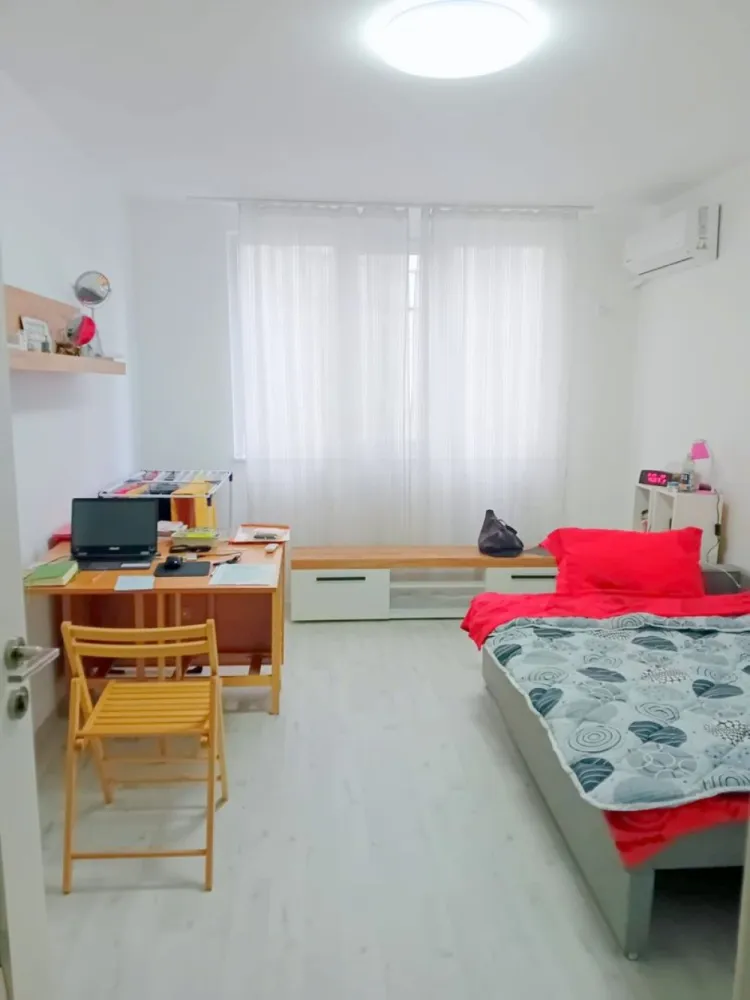 Garsoniera Tiglina 1, A-uri, etaj 1 - mobilata si utilata - De inchiriat - Garsonieră recent renovată, situată la etajul 1/4, cartier Tiglina, A-uri, cu o suprafață de 25 mp, renovata.
Dotări și facilități:
- Aer condiționat 
- Geamuri termopan
- Gresie și faianță de calitate
- Plită electrică, masina de spalat, canapea, sifonier, frigider.

Această garsonieră este disponibilă pentru închiriere pe termen lung, oferind astfel stabilitate și confort pe o perioadă extinsă.
Condiții de închiriere:
- Se solicită chirie 250 euro
- Garanție - 250 euro
- Comisionul agenției (75% din prima chirie).
Garsoniera este disponibila incepand cu 7 MAI 2026.

Nu rata ocazia de a locui într-o zonă centrală, aproape de Tribunal, unde accesibilitatea și confortul se îmbină perfect. 
Contactează-ne pentru mai multe informații și pentru a programa o vizionare!
Contact 0746252252 - Liliana
