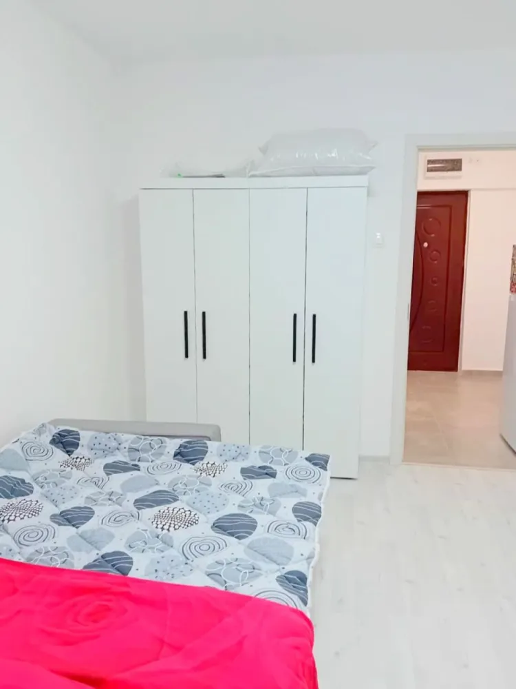 Garsoniera Tiglina 1, A-uri, etaj 1 - mobilata si utilata - De inchiriat - Garsonieră recent renovată, situată la etajul 1/4, cartier Tiglina, A-uri, cu o suprafață de 25 mp, renovata.
Dotări și facilități:
- Aer condiționat 
- Geamuri termopan
- Gresie și faianță de calitate
- Plită electrică, masina de spalat, canapea, sifonier, frigider.

Această garsonieră este disponibilă pentru închiriere pe termen lung, oferind astfel stabilitate și confort pe o perioadă extinsă.
Condiții de închiriere:
- Se solicită chirie 250 euro
- Garanție - 250 euro
- Comisionul agenției (75% din prima chirie).
Garsoniera este disponibila incepand cu 7 MAI 2026.

Nu rata ocazia de a locui într-o zonă centrală, aproape de Tribunal, unde accesibilitatea și confortul se îmbină perfect. 
Contactează-ne pentru mai multe informații și pentru a programa o vizionare!
Contact 0746252252 - Liliana