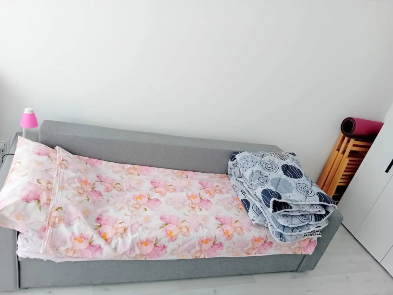 Garsoniera Tiglina 1, A-uri, etaj 1 - mobilata si utilata - De inchiriat - Garsonieră recent renovată, situată la etajul 1/4, cartier Tiglina, A-uri, cu o suprafață de 25 mp, renovata.
Dotări și facilități:
- Aer condiționat 
- Geamuri termopan
- Gresie și faianță de calitate
- Plită electrică, masina de spalat, canapea, sifonier, frigider.

Această garsonieră este disponibilă pentru închiriere pe termen lung, oferind astfel stabilitate și confort pe o perioadă extinsă.
Condiții de închiriere:
- Se solicită chirie 250 euro
- Garanție - 250 euro
- Comisionul agenției (75% din prima chirie).
Garsoniera este disponibila incepand cu 7 MAI 2026.

Nu rata ocazia de a locui într-o zonă centrală, aproape de Tribunal, unde accesibilitatea și confortul se îmbină perfect. 
Contactează-ne pentru mai multe informații și pentru a programa o vizionare!
Contact 0746252252 - Liliana