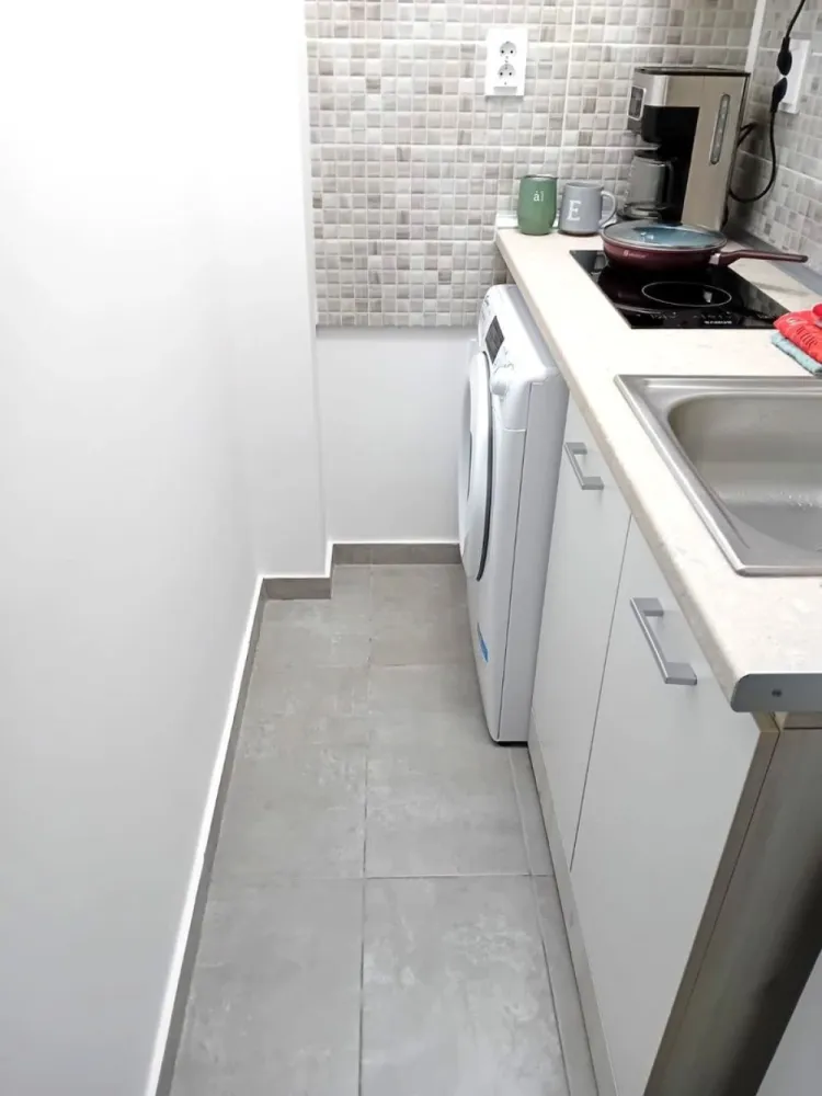 Garsoniera Tiglina 1, A-uri, etaj 1 - mobilata si utilata - De inchiriat - Garsonieră recent renovată, situată la etajul 1/4, cartier Tiglina, A-uri, cu o suprafață de 25 mp, renovata.
Dotări și facilități:
- Aer condiționat 
- Geamuri termopan
- Gresie și faianță de calitate
- Plită electrică, masina de spalat, canapea, sifonier, frigider.

Această garsonieră este disponibilă pentru închiriere pe termen lung, oferind astfel stabilitate și confort pe o perioadă extinsă.
Condiții de închiriere:
- Se solicită chirie 250 euro
- Garanție - 250 euro
- Comisionul agenției (75% din prima chirie).
Garsoniera este disponibila incepand cu 7 MAI 2026.

Nu rata ocazia de a locui într-o zonă centrală, aproape de Tribunal, unde accesibilitatea și confortul se îmbină perfect. 
Contactează-ne pentru mai multe informații și pentru a programa o vizionare!
Contact 0746252252 - Liliana