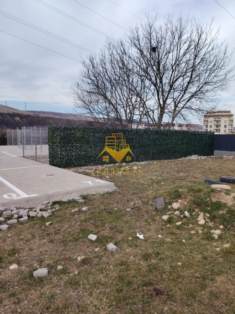 Teren Intravilan, 284 mp, Florești, str. Tineretului, imprejmuit - GOLDNESS Imobiliare vă propune spre vânzare un teren intravilan cu suprafața de 284 mp, situat în Florești, pe strada Tineretului.
Terenul este împrejmuit și beneficiază de acces facil, fiind ideal pentru investiție.
Dispune de front stradal și se află într-o zonă în plină dezvoltare, cu acces rapid către puncte de interes.

Utilități în apropiere: apă, gaz, curent electric, canalizare.

Zona oferă acces facil către: stații de transport în comun, magazine și supermarketuri, restaurante și cafenele, spații verzi și zone de recreere, farmacii și alte facilități urbane

Terenul reprezintă o oportunitate excelentă pentru investiție pe termen lung - magazin local, coffe shop, brutarie, coafor, etc...

Dacă sunteți interesați de acest teren și doriți mai multe informații sau programarea unei vizionări, nu ezitați să ne contactați telefonic sau prin e-mail. Vă stăm la dispoziție!

Pentru intermediere se percepe un comision de 2% din prețul tranzacției.